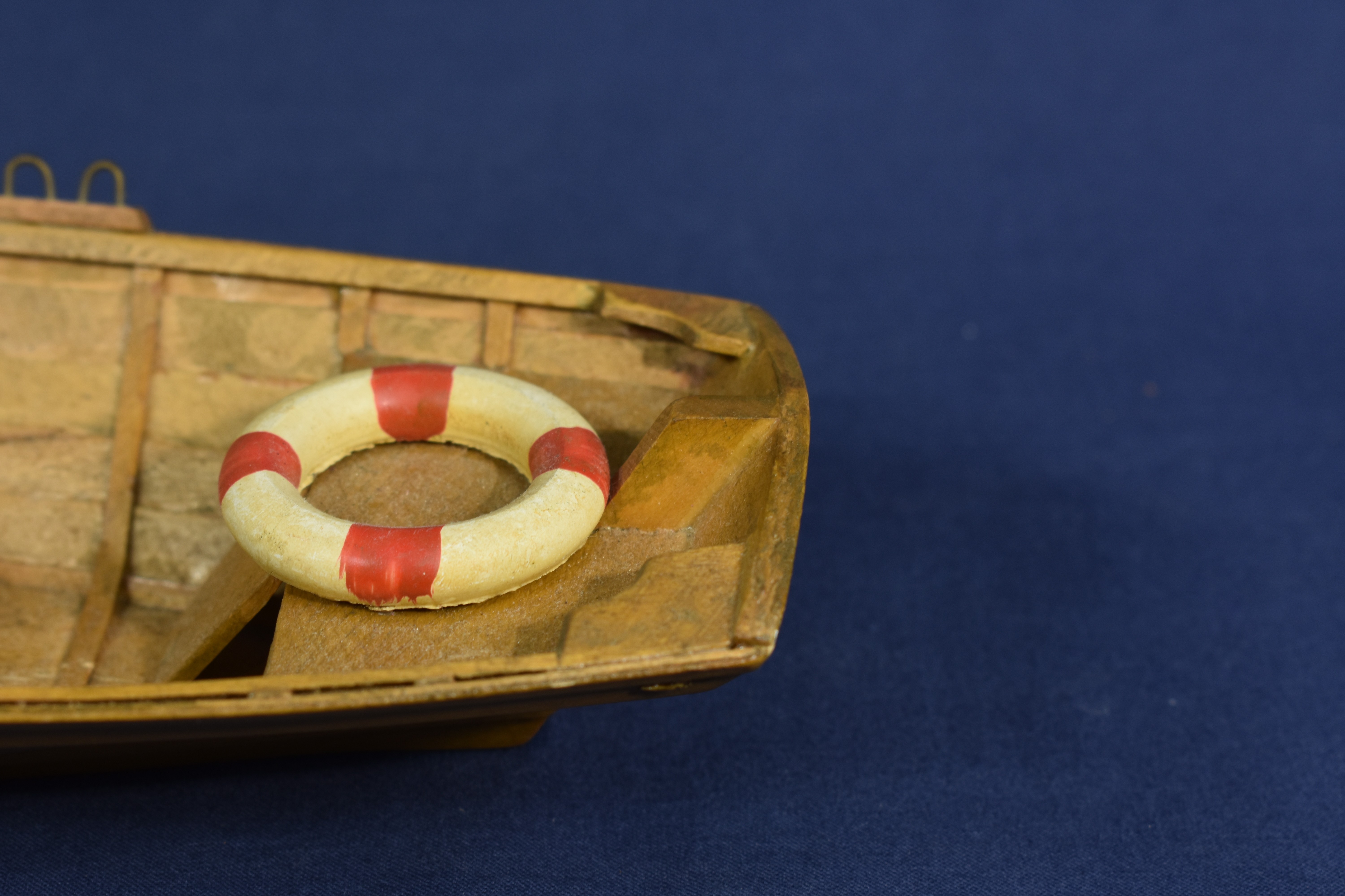 Voir photo 4 de Très belle maquette ancienne, en bois d'un canoë, avec ses 2 rames et sa bouée de sauvetage, longueur 29.5 cm. Très belle maquette ancienne, en bois d'un canoë, avec ses 2 rames et sa bouée de sauvetage, longueur 29.5 cm. Bon état - Vue 4 -