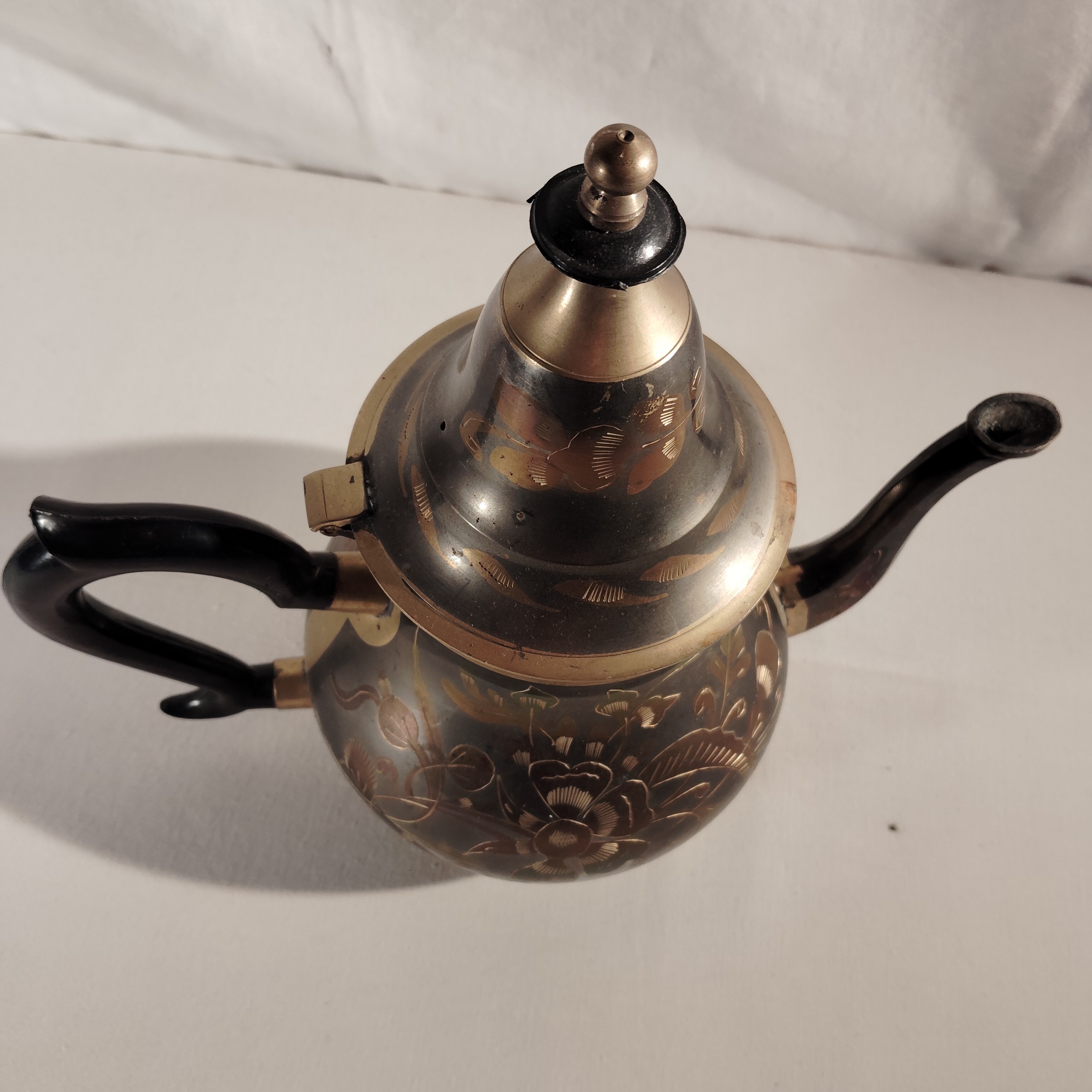 Voir photo 3 de Théière orientale en métal ouvragé Théière orientale en métal ouvragé Bon état - Vue 3 -