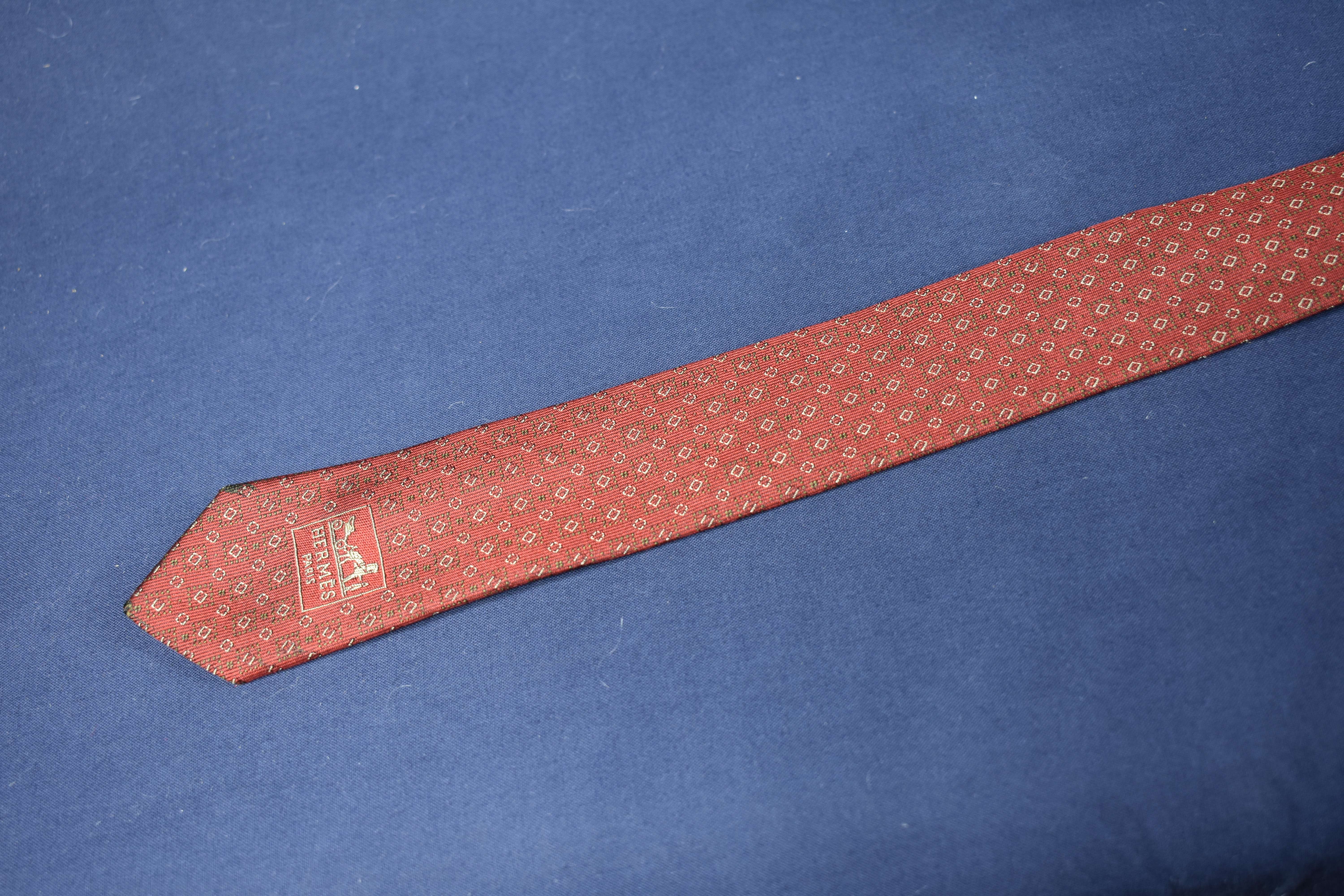 Cravate en soie HERMES de couleur Bordeaux ( petite trace de brûlure restaurable ) - Photo 7