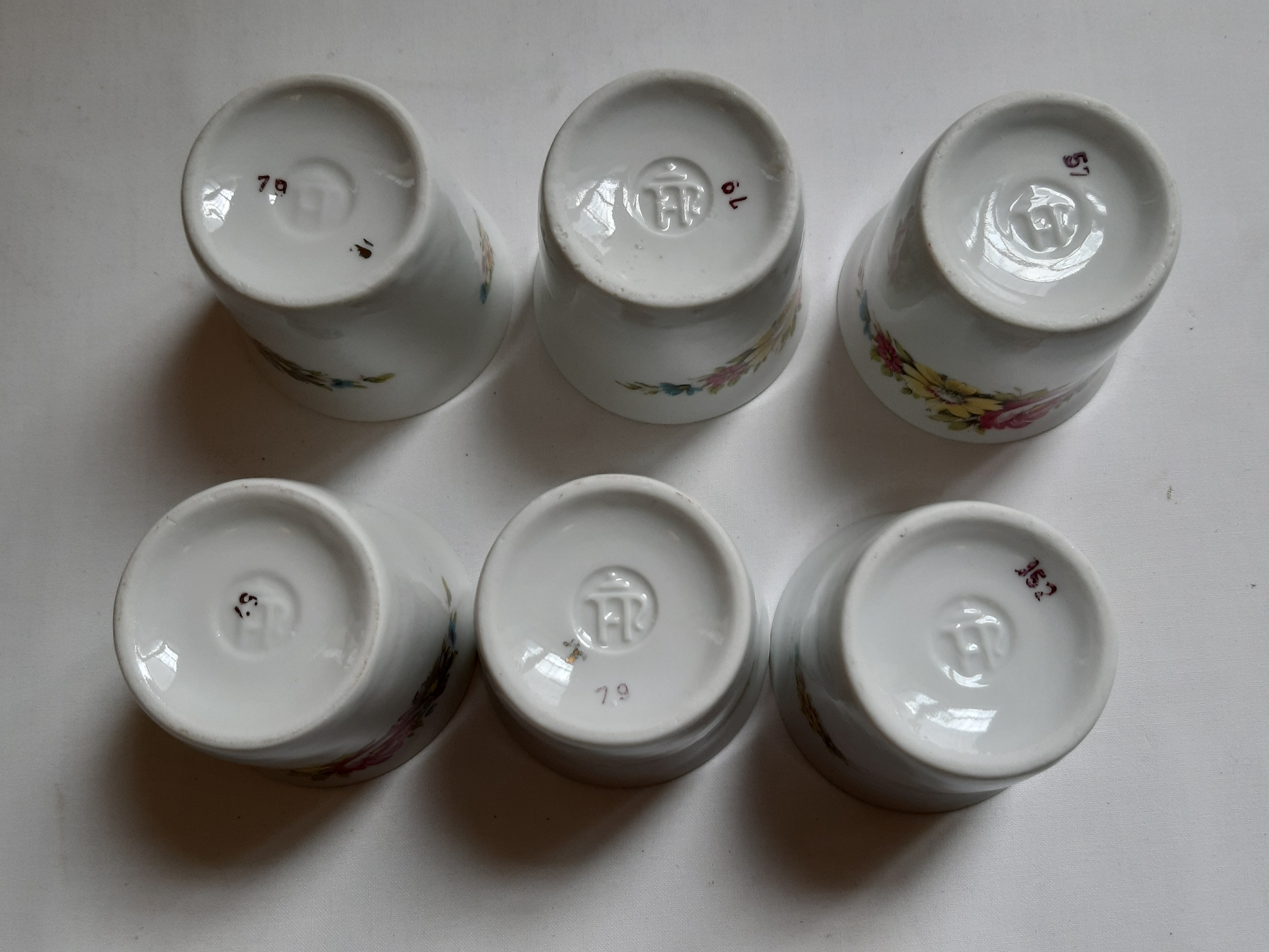 Service à café 6 tasses à Moka / Café en PORCELAINE avec support et soucoupe en ÉTAIN, vintage Bon état - Vue 7 - 