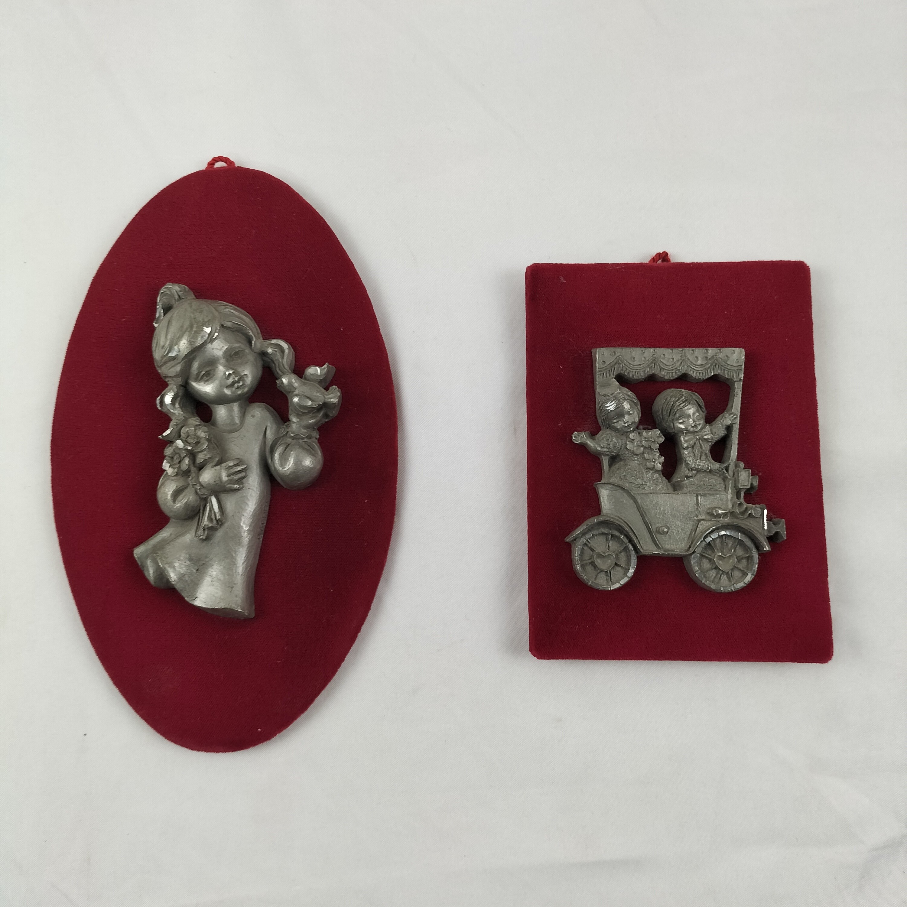 Cadre fille en étain sur velours rouge