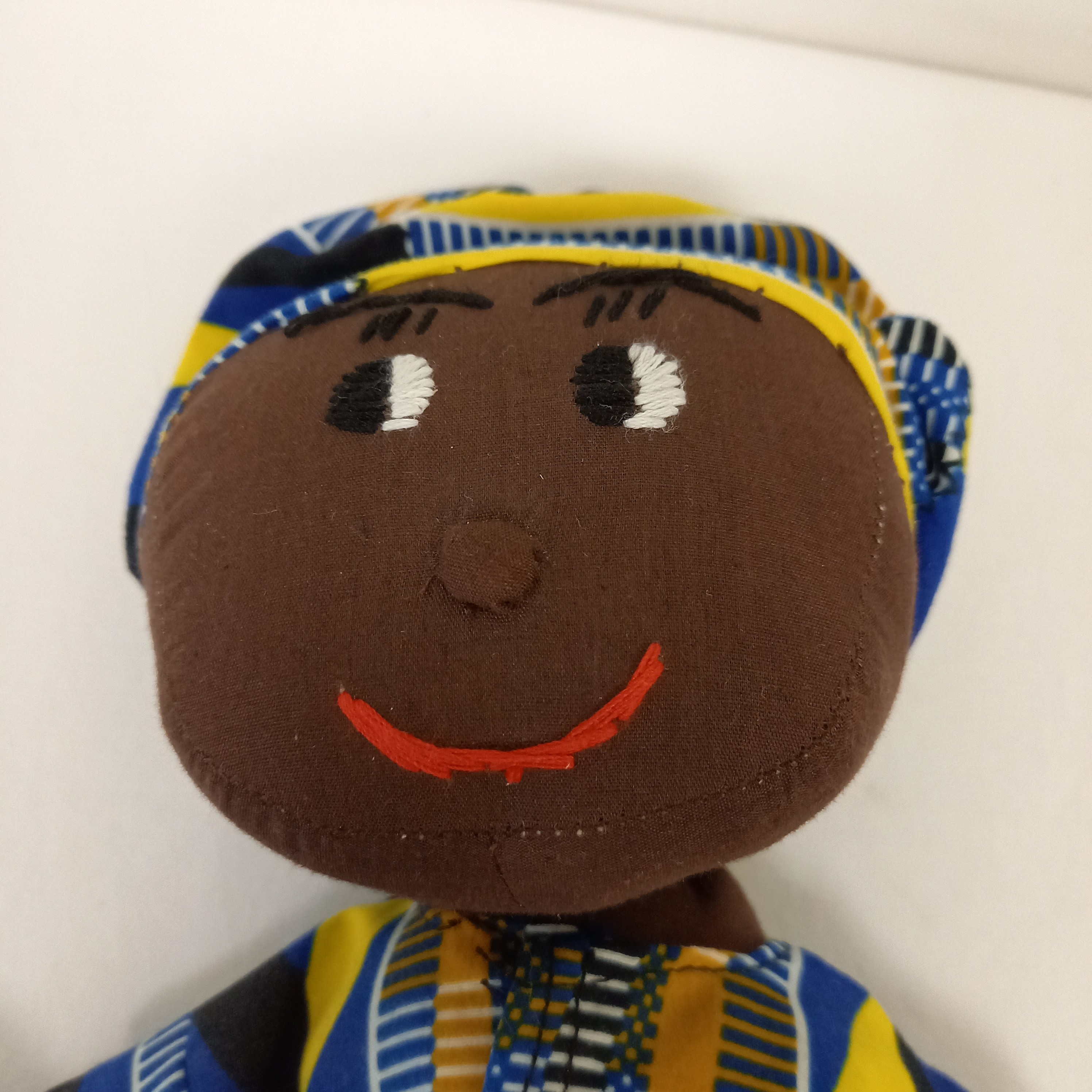 Couple poupées africaine en tenue wax avec leur bébé. Bon état - Vue 10 - 