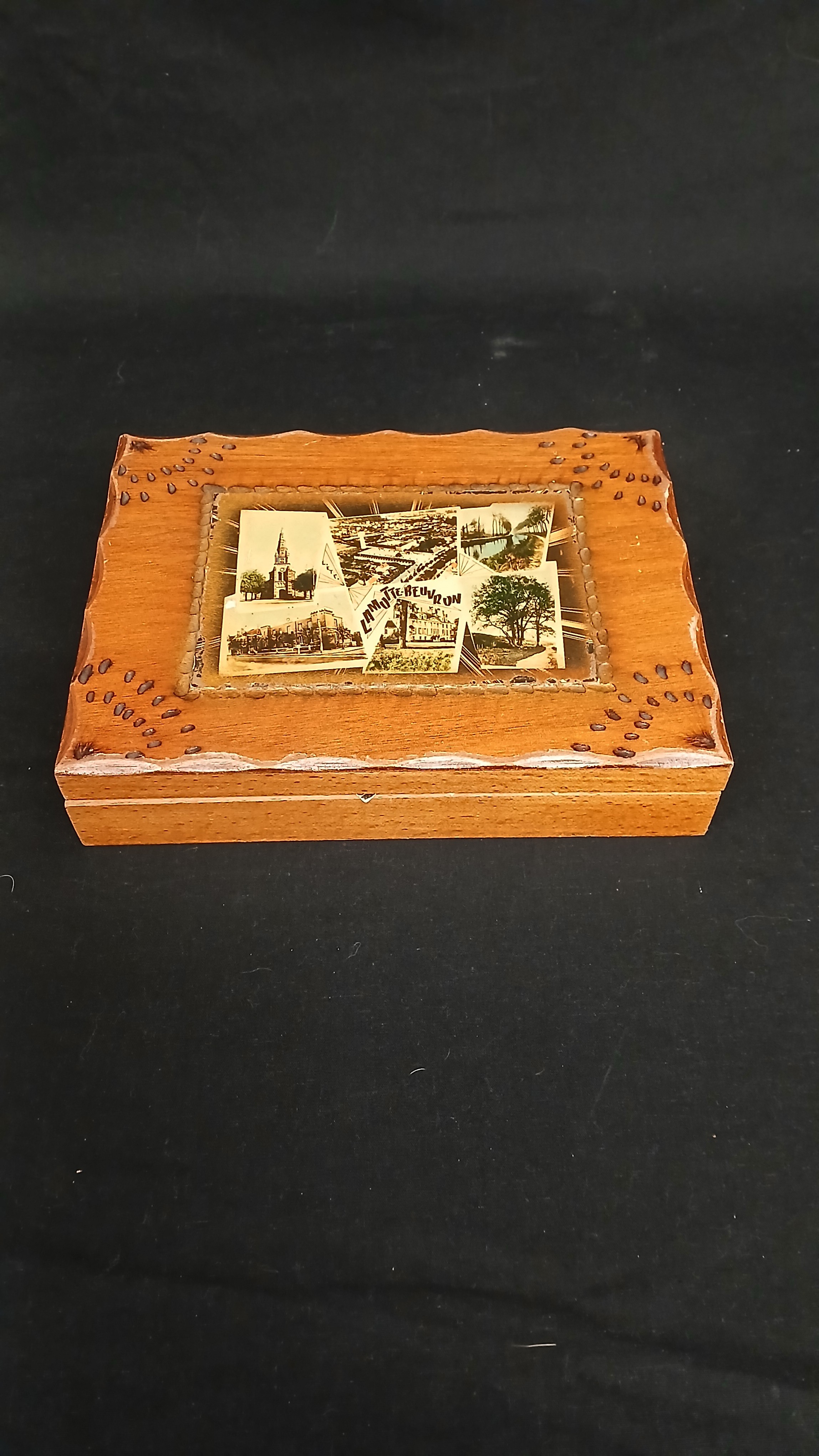 Coffret en bois souvenirs de Lamotte-Beuvron et 22 cartes postales - Photo 1