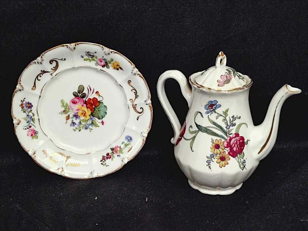 Théière et assiette plate en porcelaine de Limoges à décor floral. - Photo 1