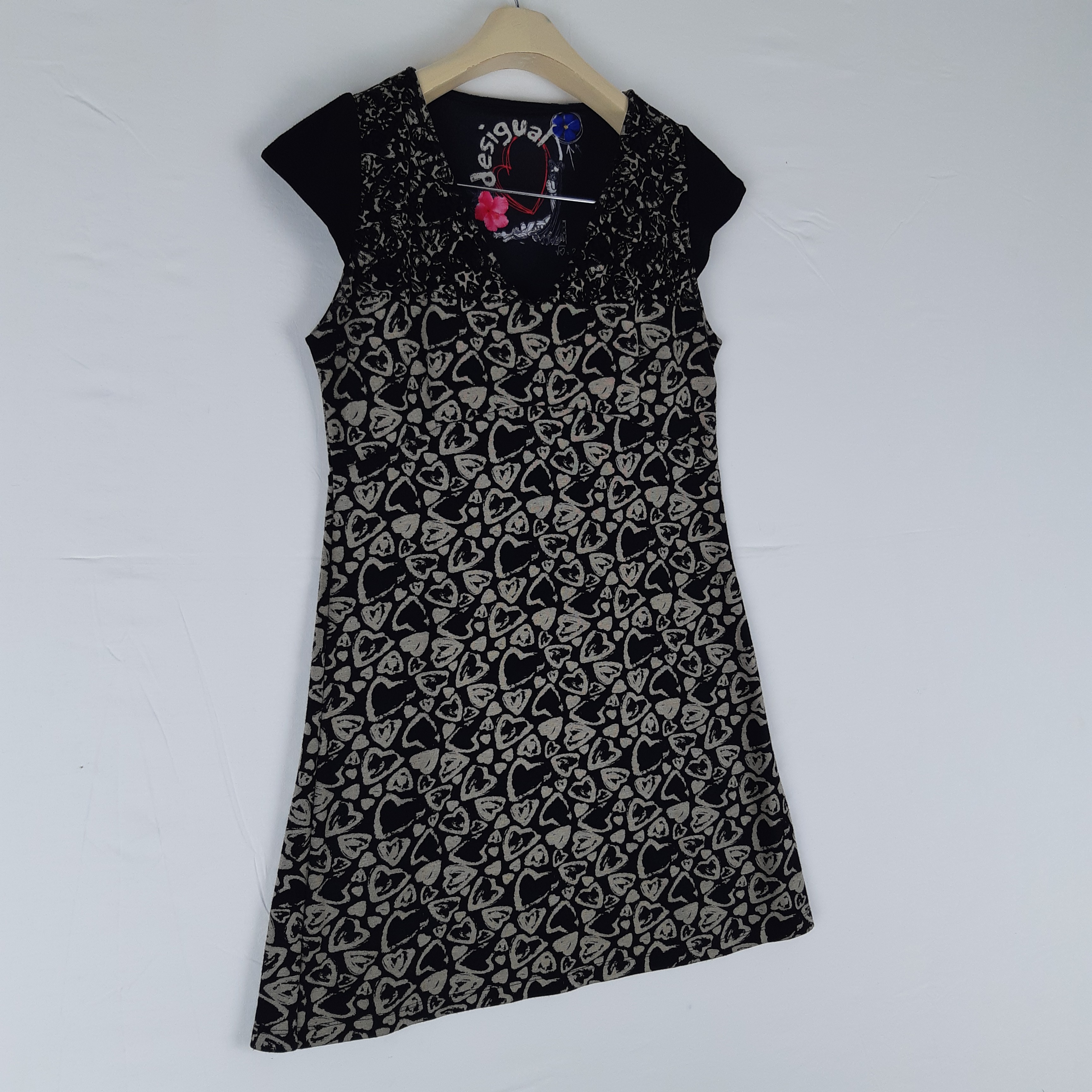 Desigual - Robe courte noire motifs cœurs ❤️​ - Taille S/M mesures Poitrine= 43 Longueur= 92  - Vue 4 - 