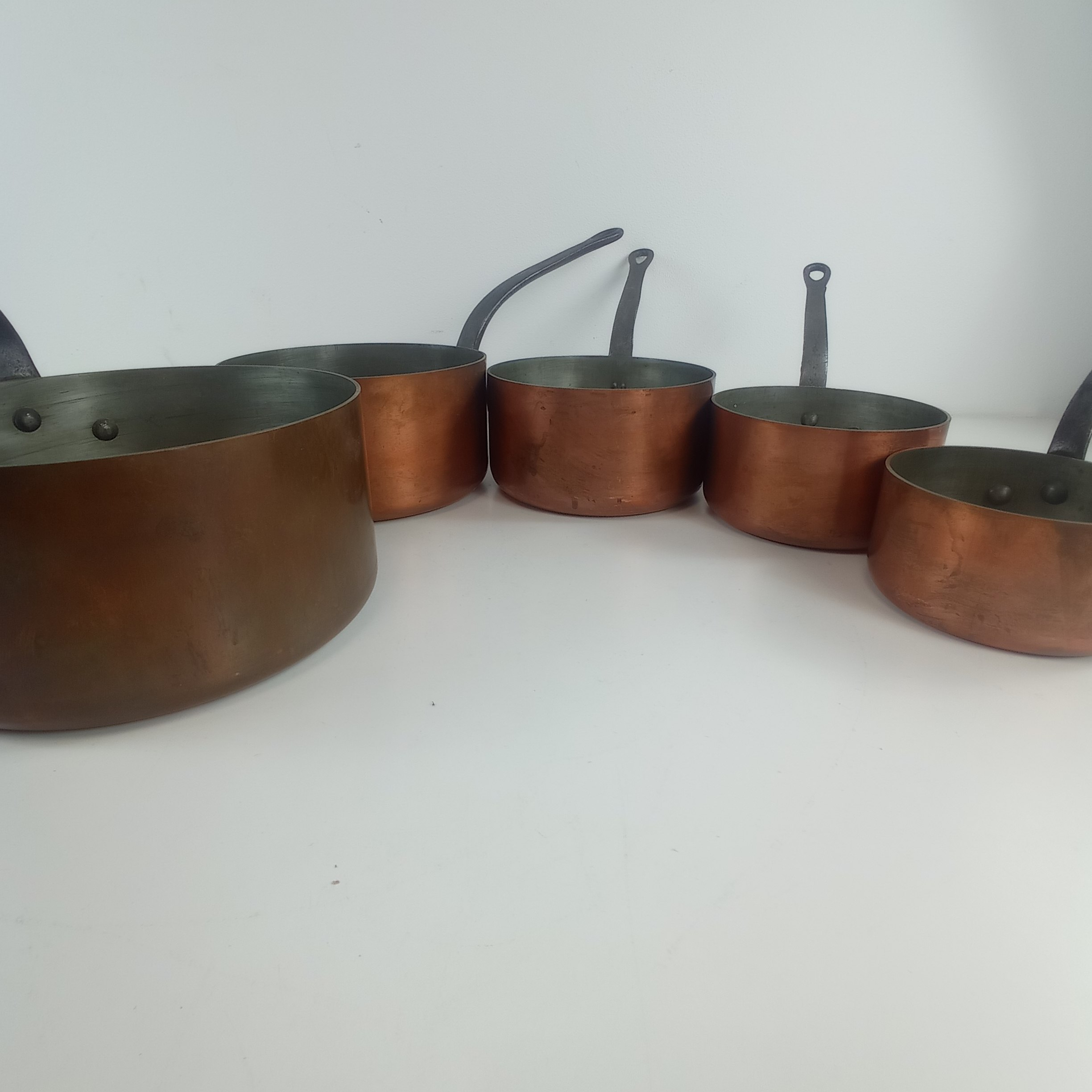 Voir photo 3 de Batterie de 5 casseroles anciennes en cuivre Batterie de 5 casseroles anciennes en cuivre - Vue 3 -