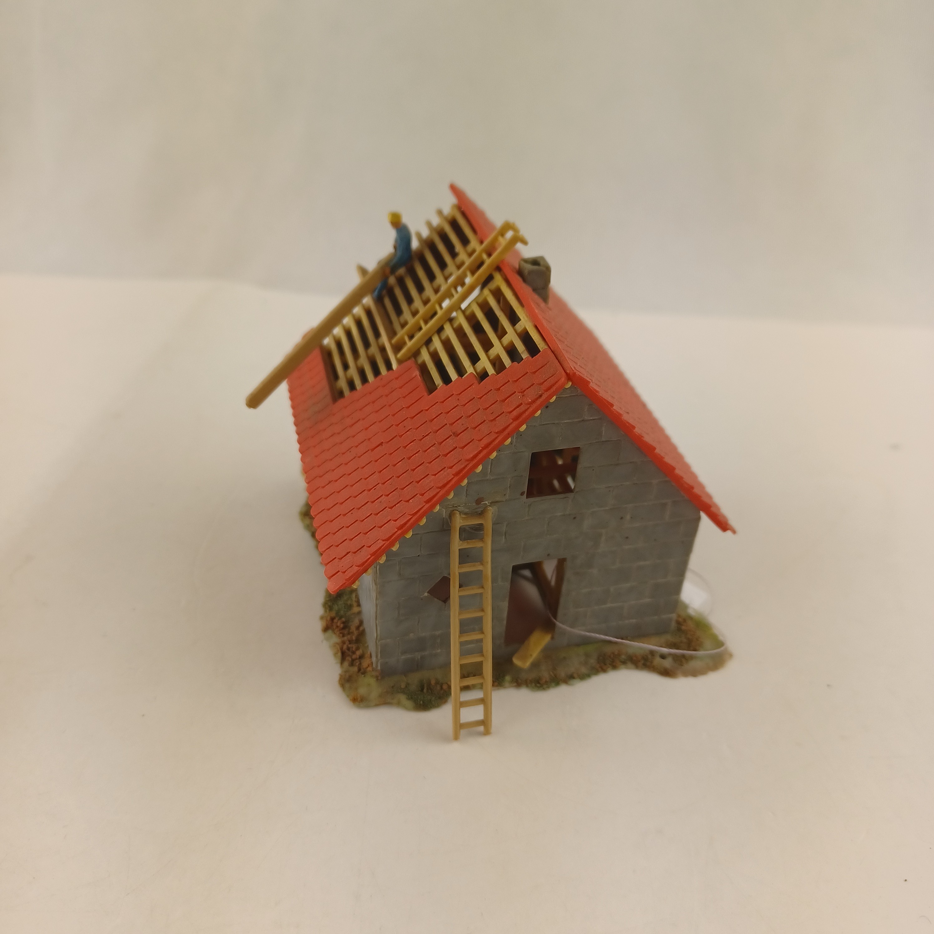 Maquette de modélisme d'une maison en construction de 8x8x6 cm Très bon état - Vue 2 - 