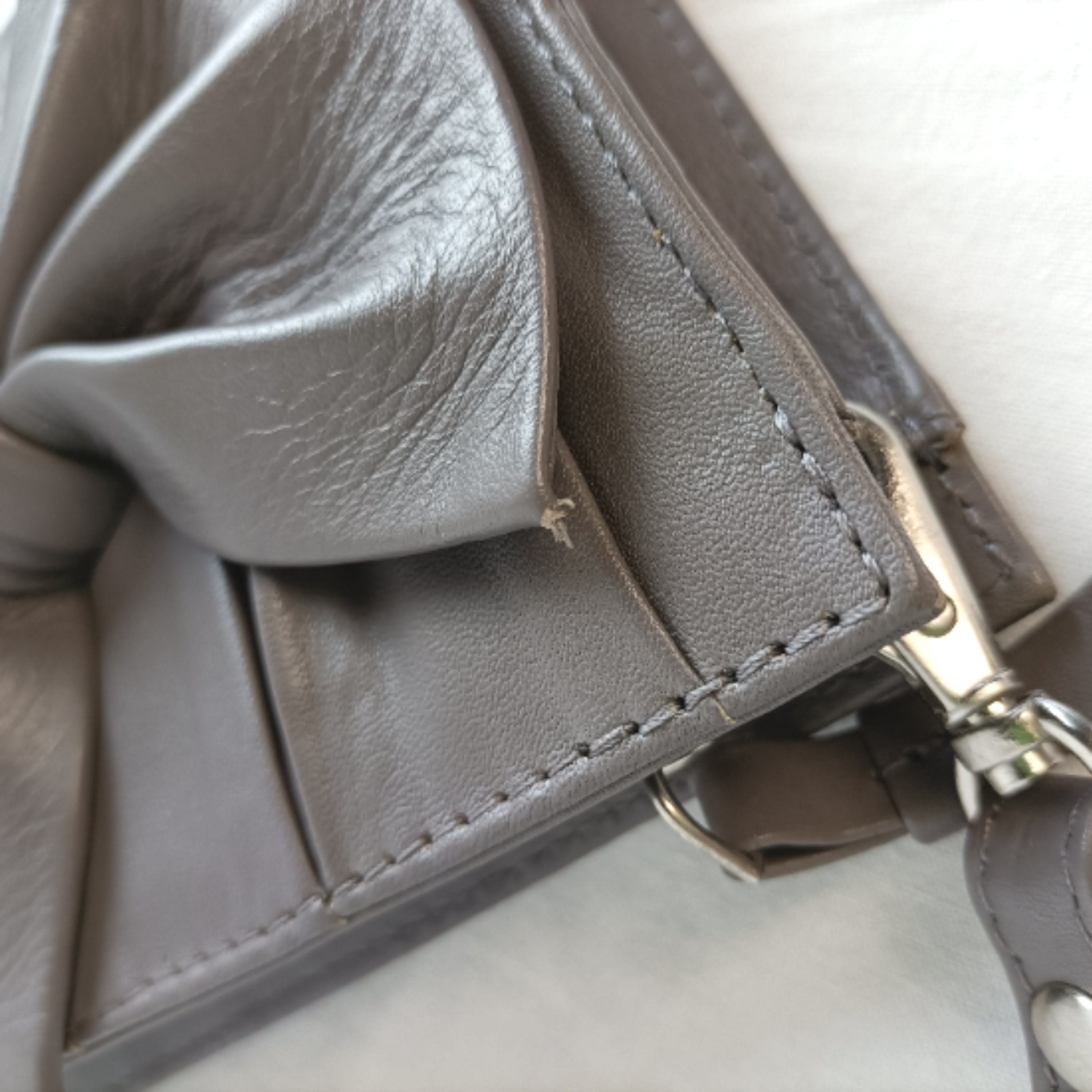 Sac bandoulière en cuir de vachette gris taupe - Un jour ailleurs - Photo 12