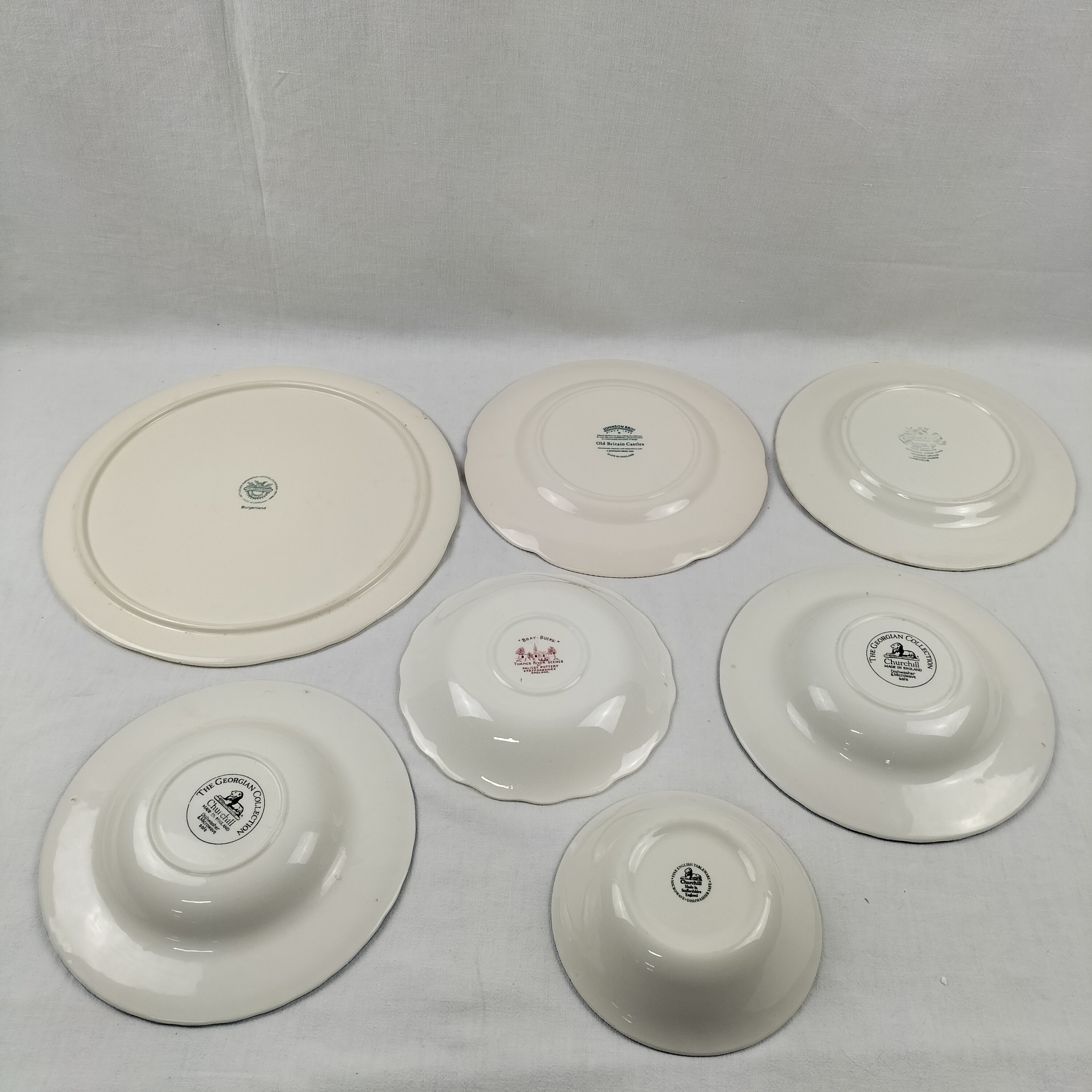 Voir photo 2 de Lot de vaisselle en porcelaine anglaise et une assiette style anglais Lot de vaisselle en porcelaine anglaise et une assiette style anglais État correct - Vue 2 -