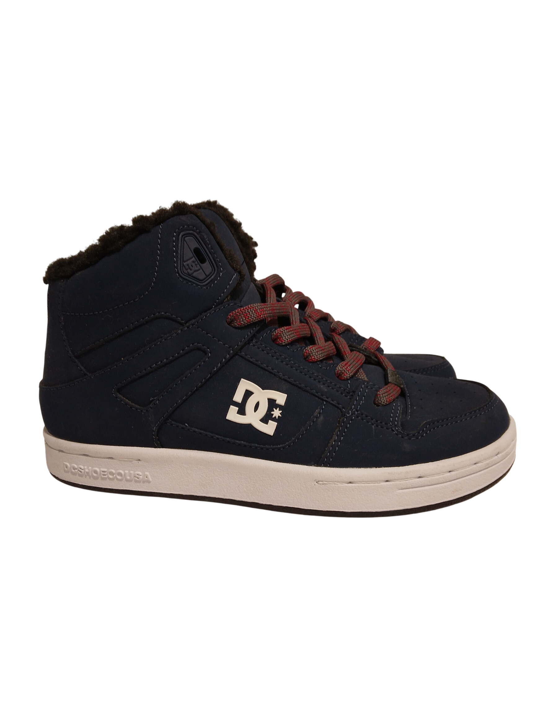 Acheter Baskets fausse fourrure, DC Shoes - 34 Comme neuf - 15,00 € Baskets fausse fourrure, DC Shoes - 34 Comme neuf - reconditionné disponible sur Label Emmaüs