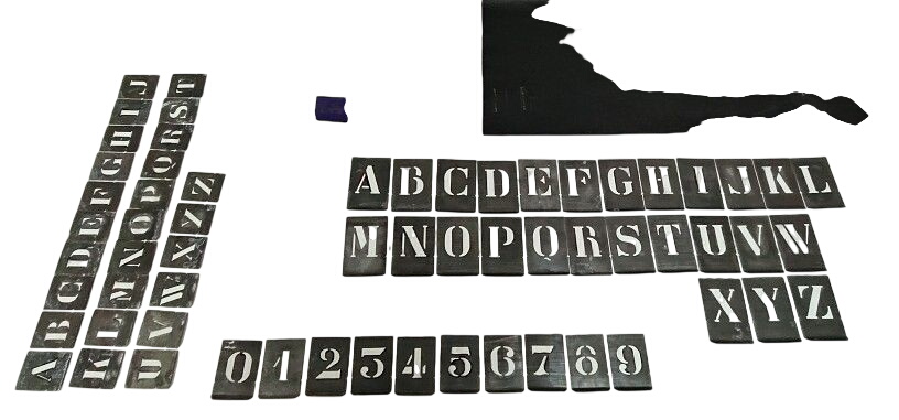 Pochoirs ancien alphabet en deux taillestaille et chiffres en zinc, complet. Bon état -  reconditionné disponible sur Label Emmaüs