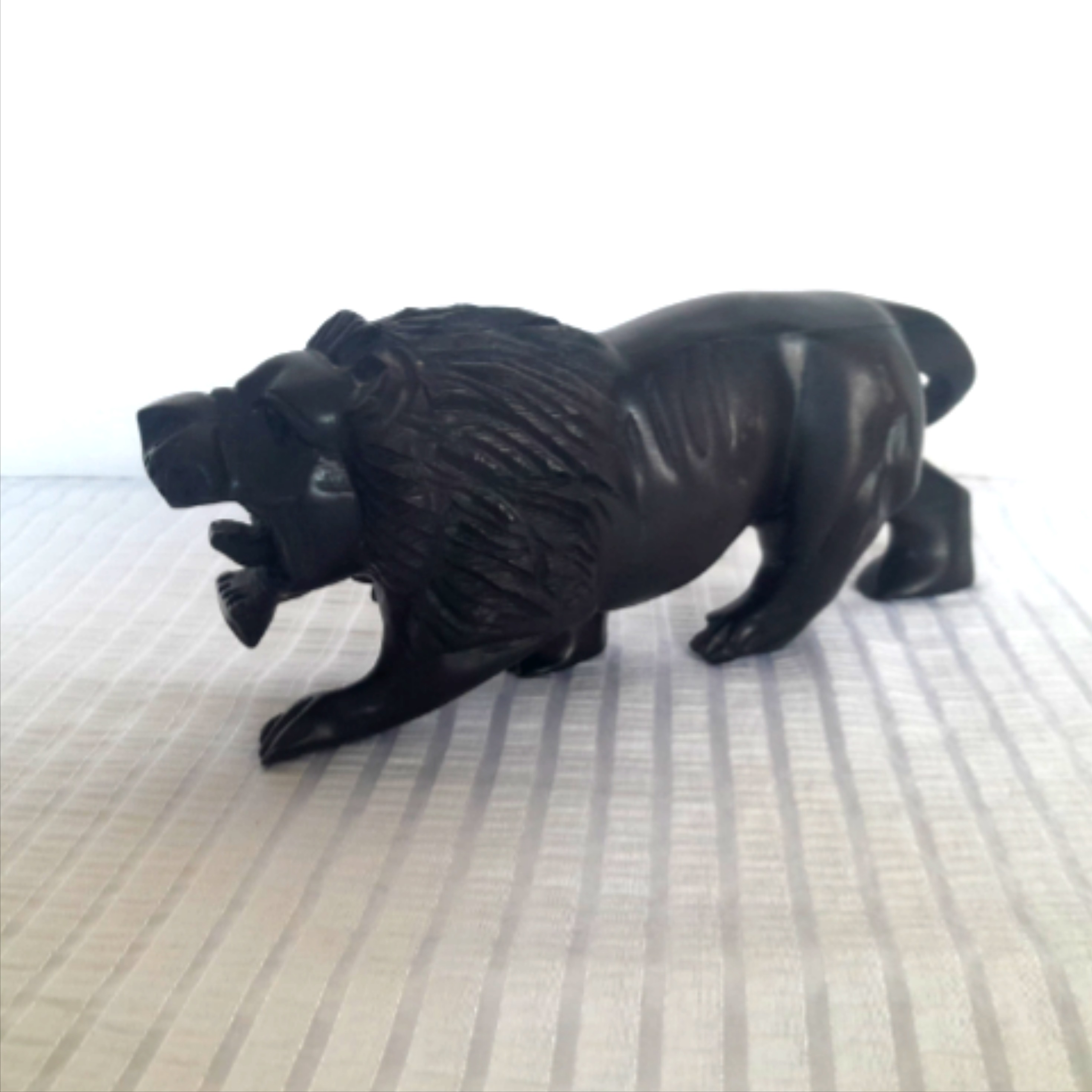 LION, sculpture en bois foncé - Photo 3