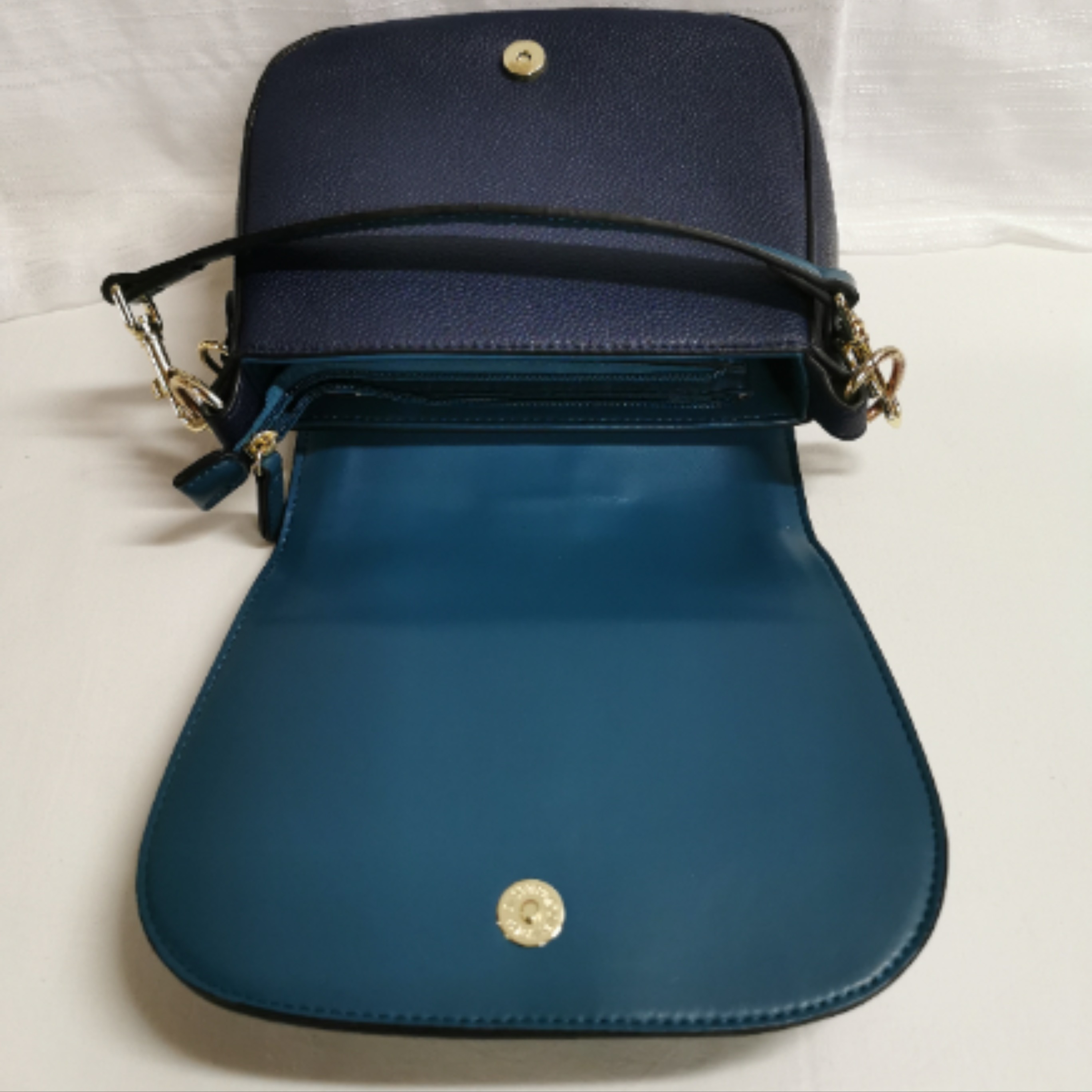 Voir photo 3 de Sac Bandoulière bleu marine .TED LAPIDUS. Sac Bandoulière bleu marine .TED LAPIDUS. Comme neuf - Vue 3 -