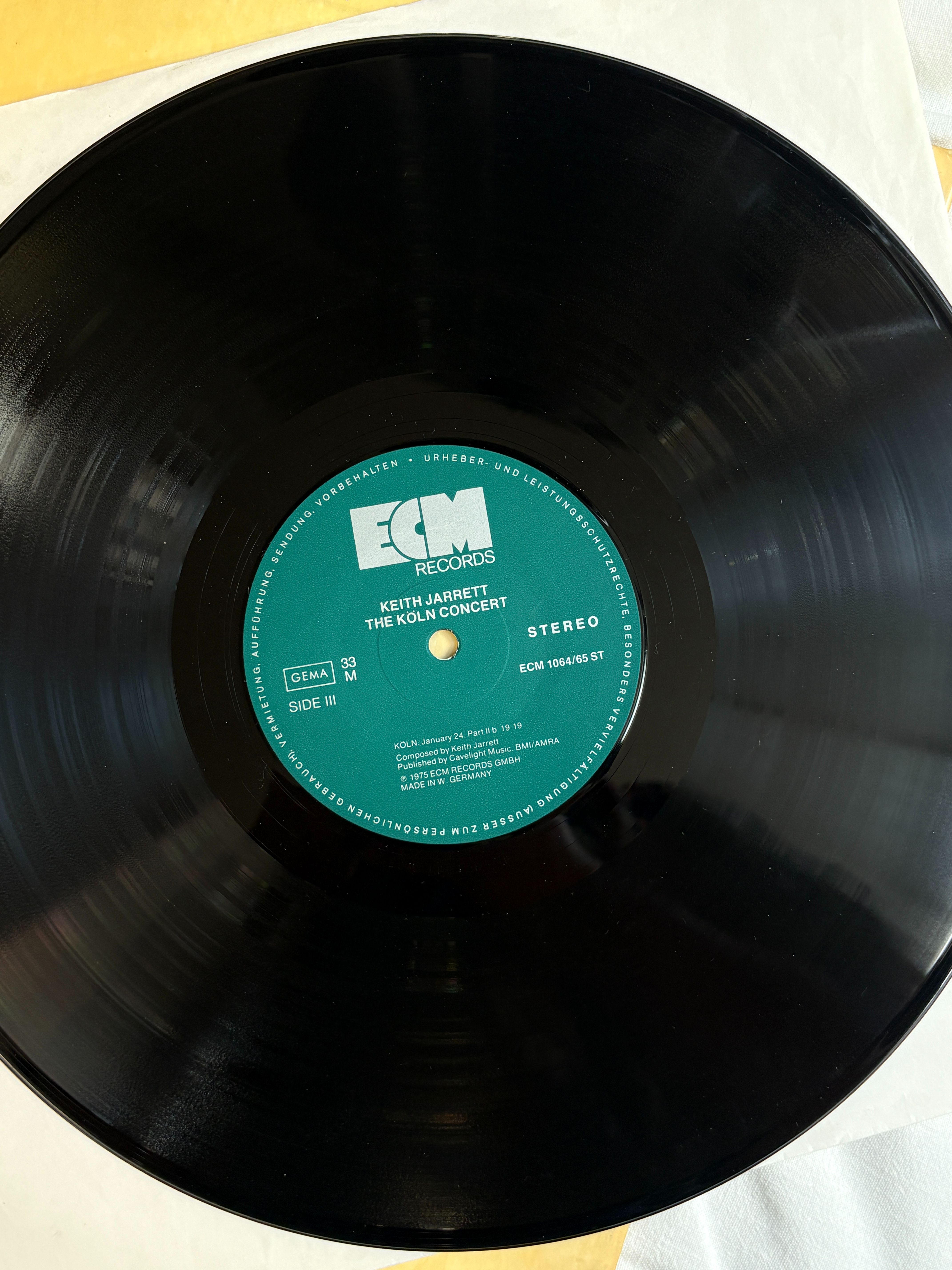 Voir photo 5 de Keith Jarrett "The Koln concert"' coffret 2 vinyles 33t 1975 Keith Jarrett "The Koln concert"' coffret 2 vinyles 33t 1975 Très bon état - Vue 5 -