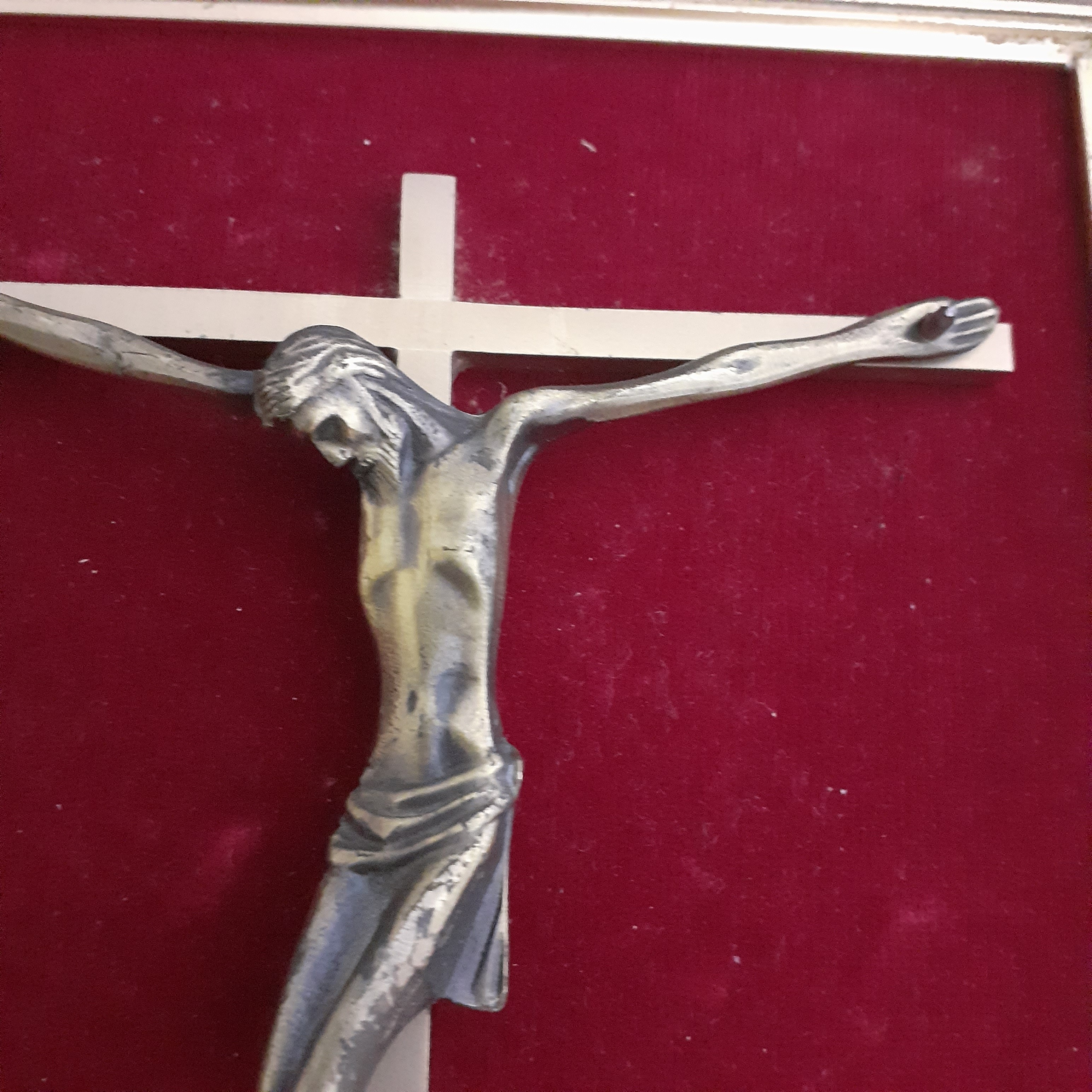 Cadre sur velours rouge christ en croix en bronze signé MERMET Bon état - Vue 2 - 