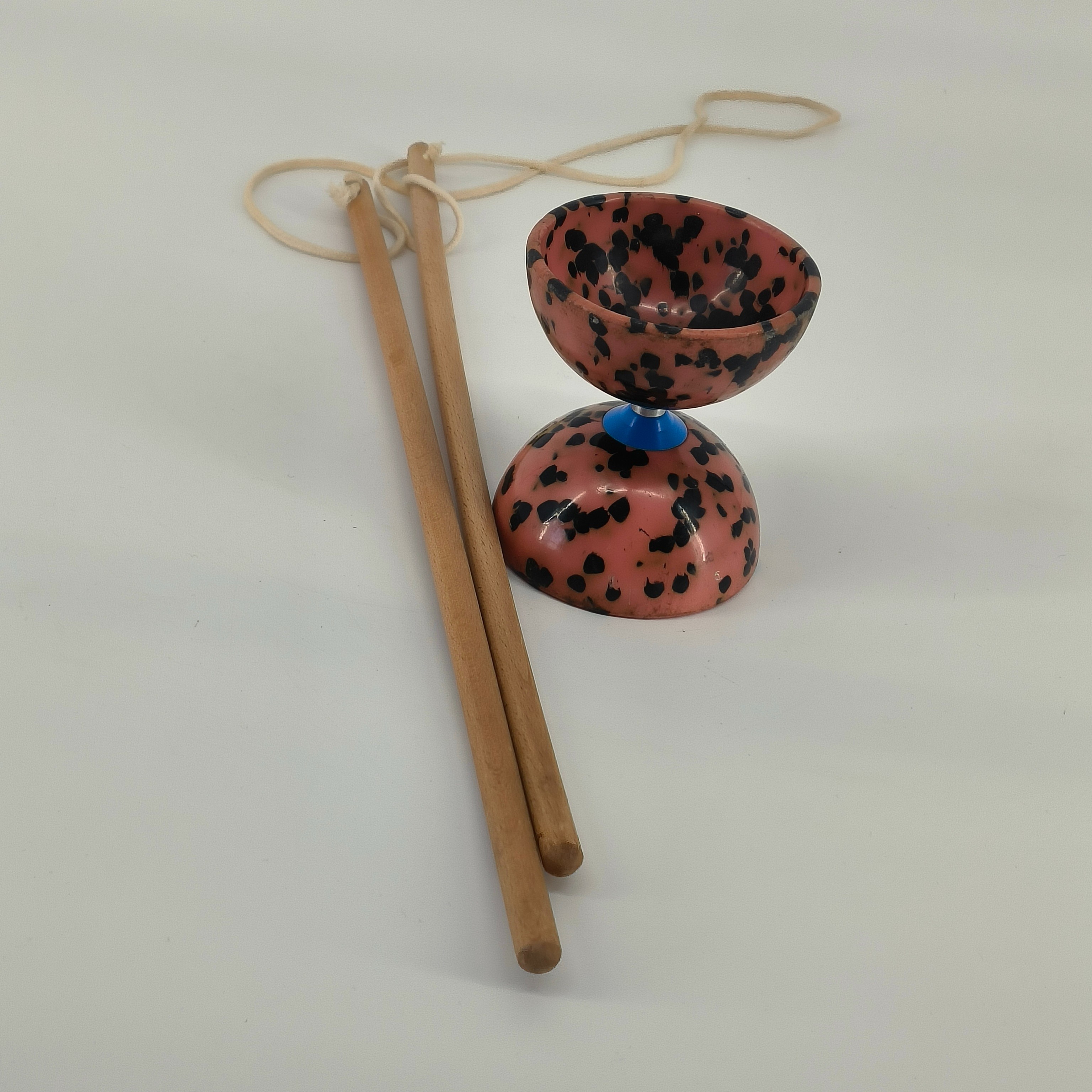 Diablo Diabolo Avec Baguettes En Bois 30 Cm – Jonglerie Pour Enfants Et Adultes – Couleur Aléatoire