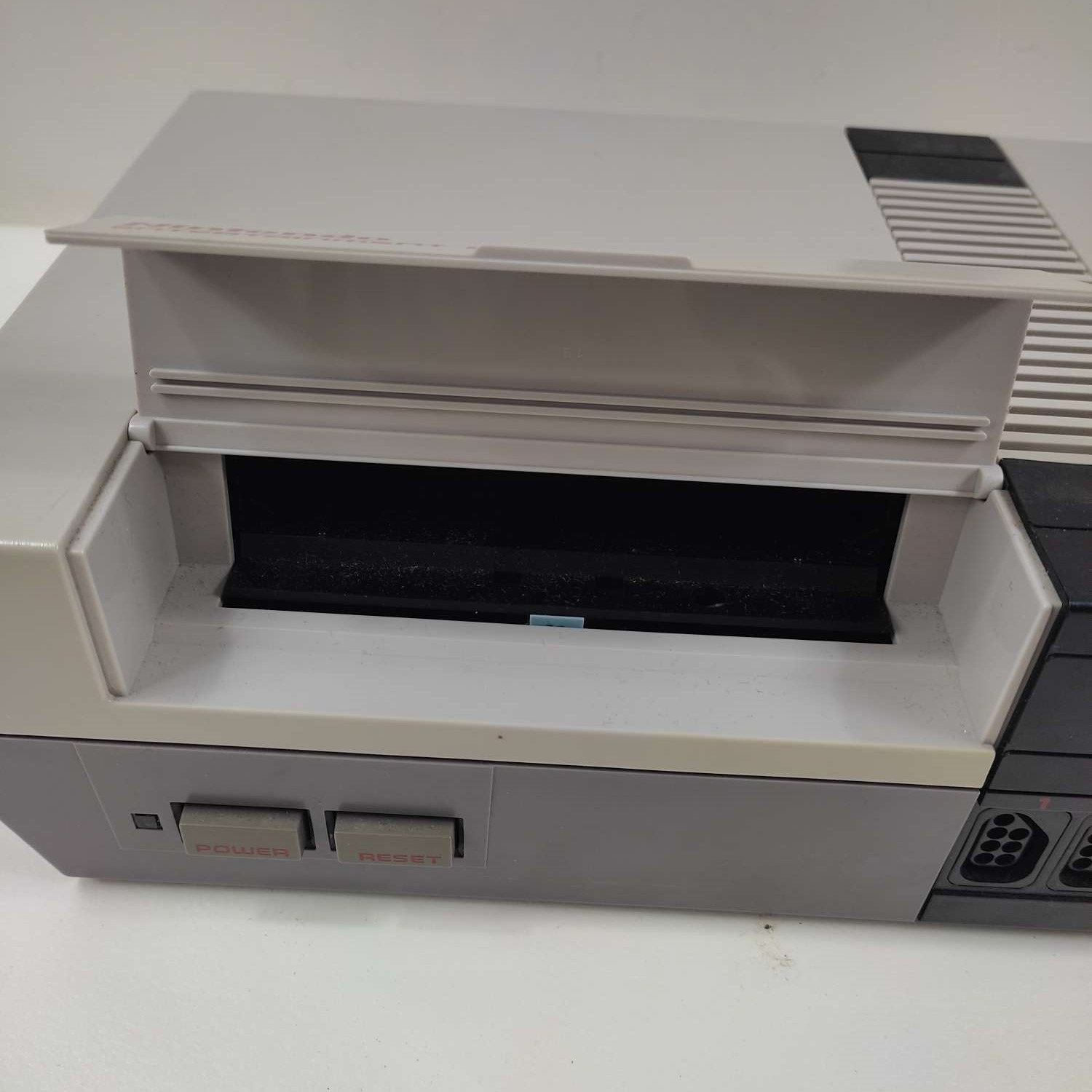 CONSOLE NINTENDO NES. Model No: NESE - 001 (FRA) 1985 EUR 59,00 - FR