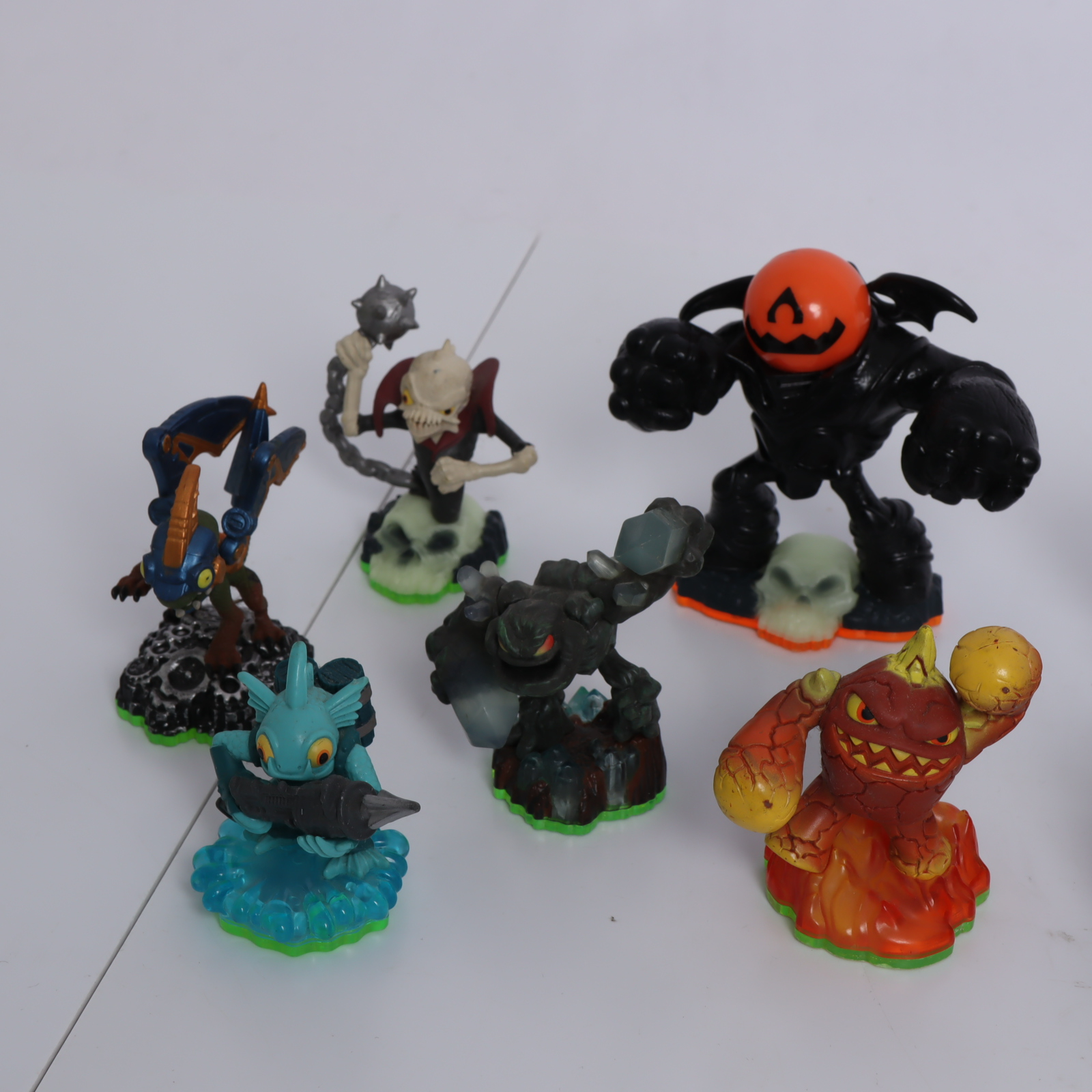 Voir photo 2 de Lot de 14 figurines Skylanders Lot de 14 figurines Skylanders - Vue 2 -