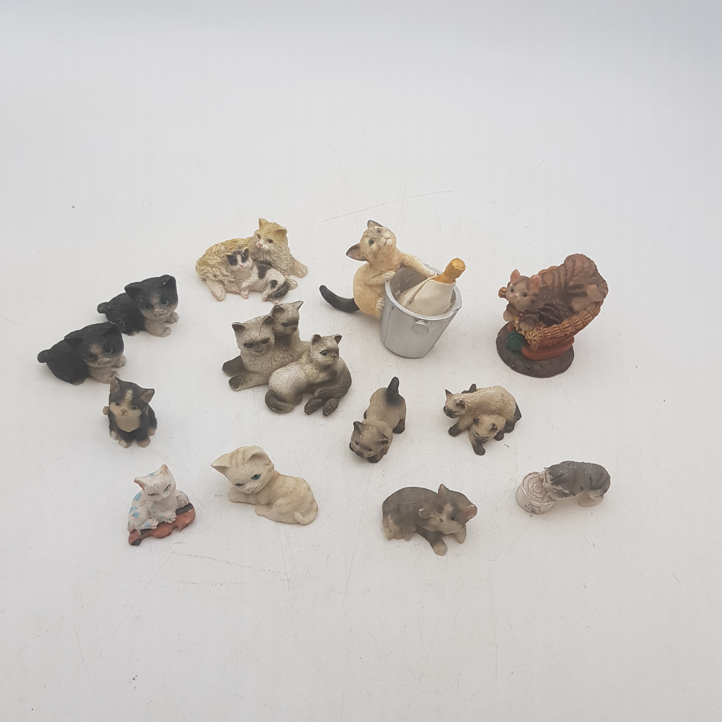 Voir photo 4 de Lot de 13 figurines de chats Lot de 13 figurines de chats Bon état - Vue 4 -