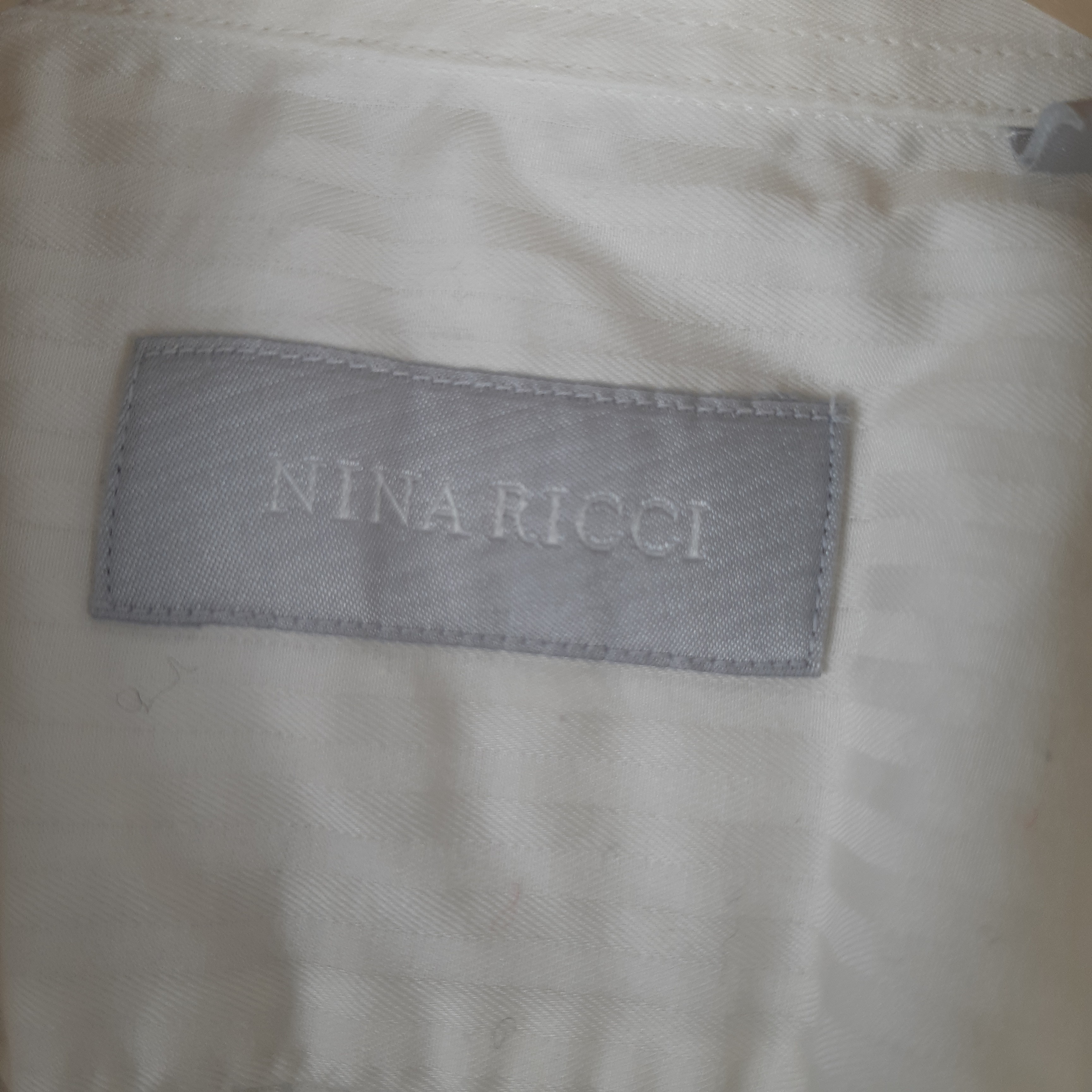 Voir photo 4 de Nina Ricci - Chemise rayures satinées blanc cassé - Taille 41 mesures Carrure= 44 cm Poitrine= 47 cm Longueur= 75 cm Nina Ricci - Chemise rayures satinées blanc cassé - Taille 41 mesures Carrure= 44 cm Poitrine= 47 cm Longueur= 75 cm Très bon état - Vue 4 -