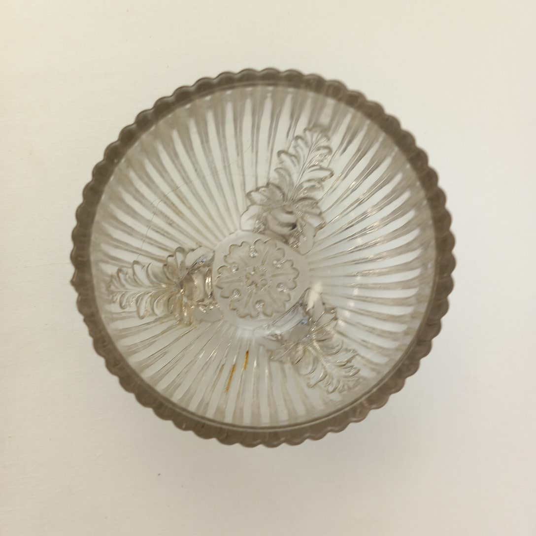 Voir photo 7 de Sucrier Bonbonnière Sphérique en Verre Strié sur tripode Style Portieux Sucrier Bonbonnière Sphérique en Verre Strié sur tripode Style Portieux État correct - Vue 7 -