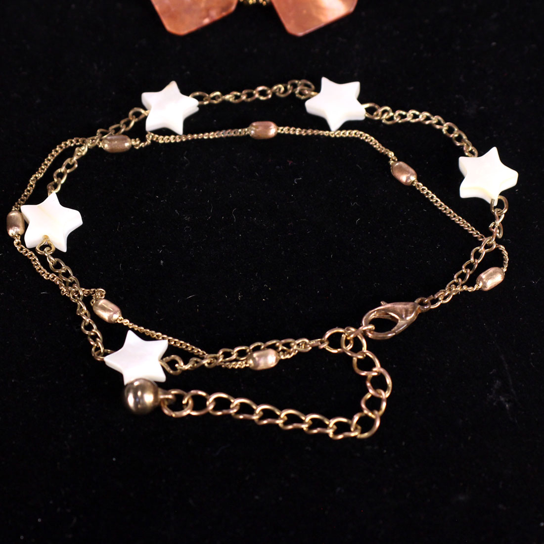 Voir photo 2 de Bracelets aux étoiles et carrés nacre Bracelets aux étoiles et carrés nacre Bon état - Vue 2 -