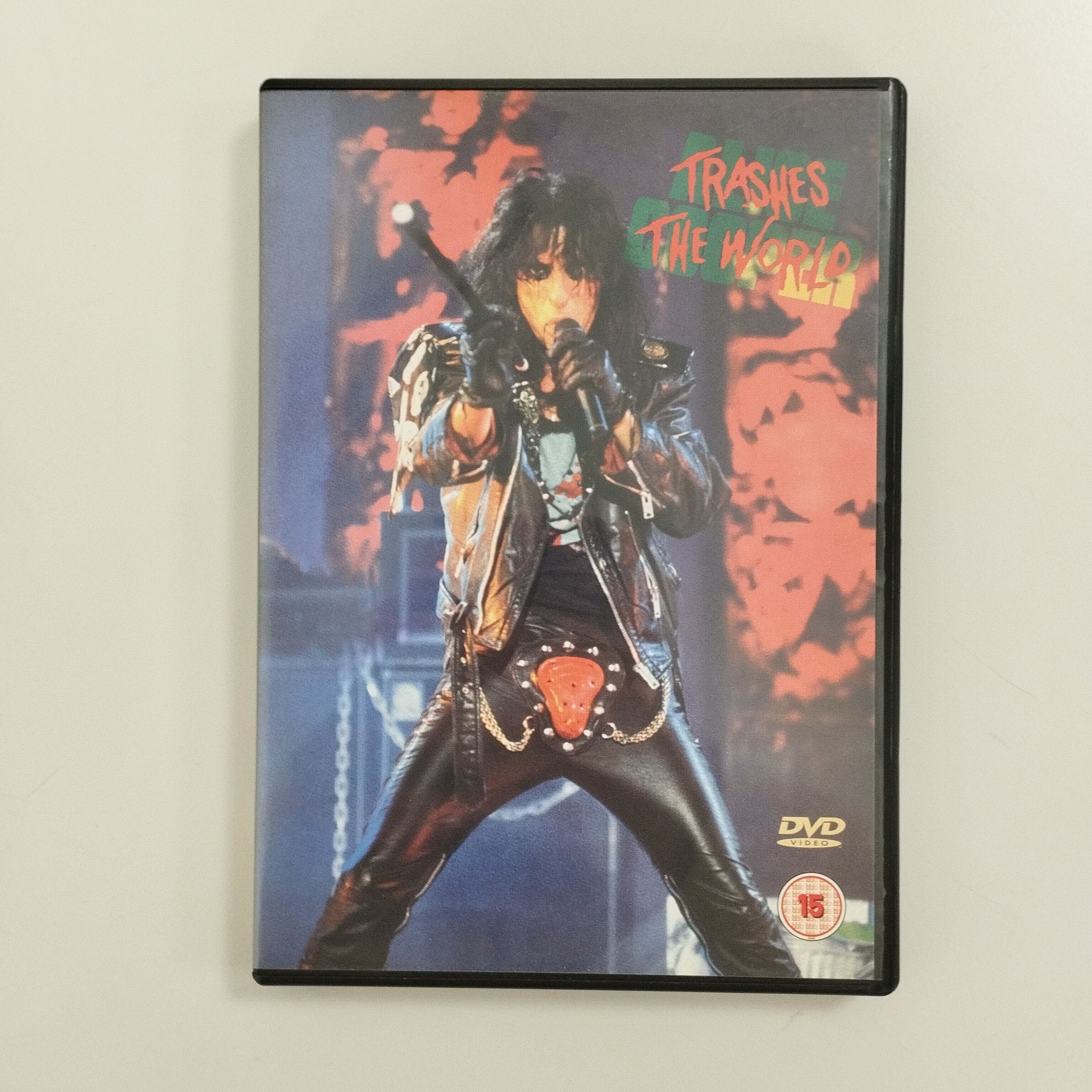 Voir photo 2 de Lot de 2 DVD musicaux hard rock : Alice Cooper Trashes the World / Alice Cooper Live at Montreux Lot de 2 DVD musicaux hard rock : Alice Cooper Trashes the World / Alice Cooper Live at Montreux Comme neuf - Vue 2 -