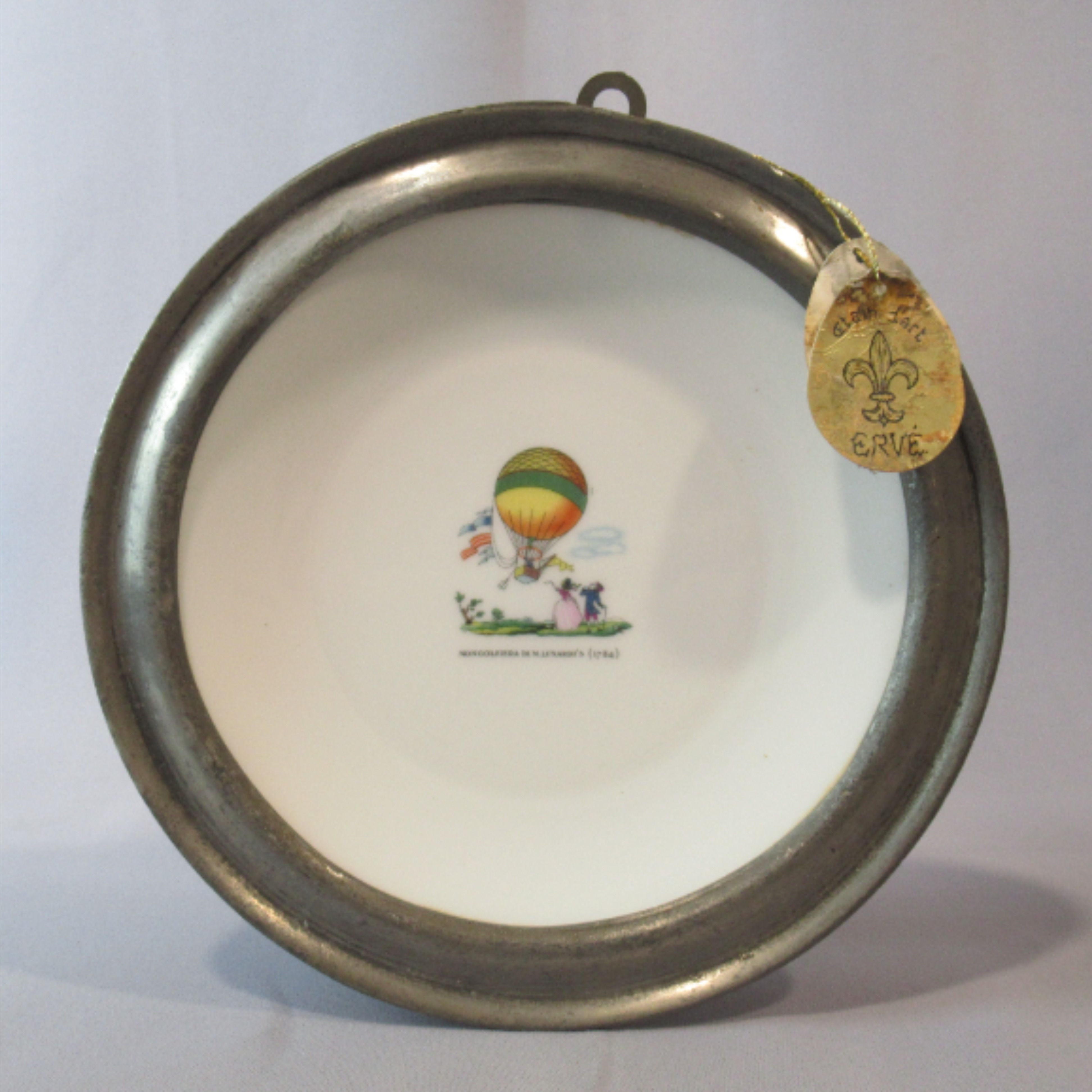 Assiette décorative "Mongolfiera di M. Lunardi's (1784)" en porcelaine de Limoges et étain d'art Ervé État correct - Vue 2 - 