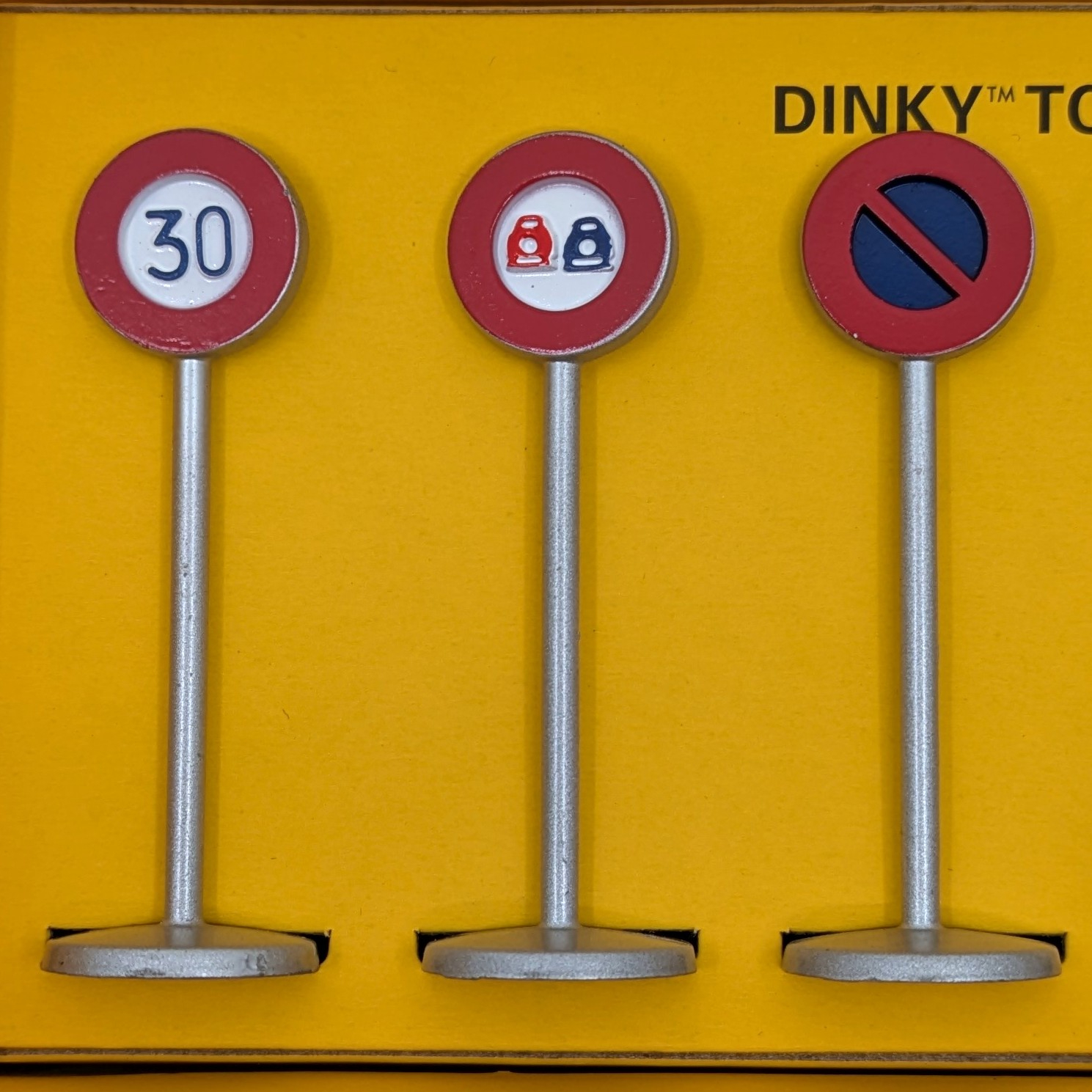 Voir photo 2 de Coffret Dinky Toys Atlas n°40 – Panneaux de signalisation « Ville » Coffret Dinky Toys Atlas n°40 – Panneaux de signalisation « Ville » Très bon état - Vue 2 -