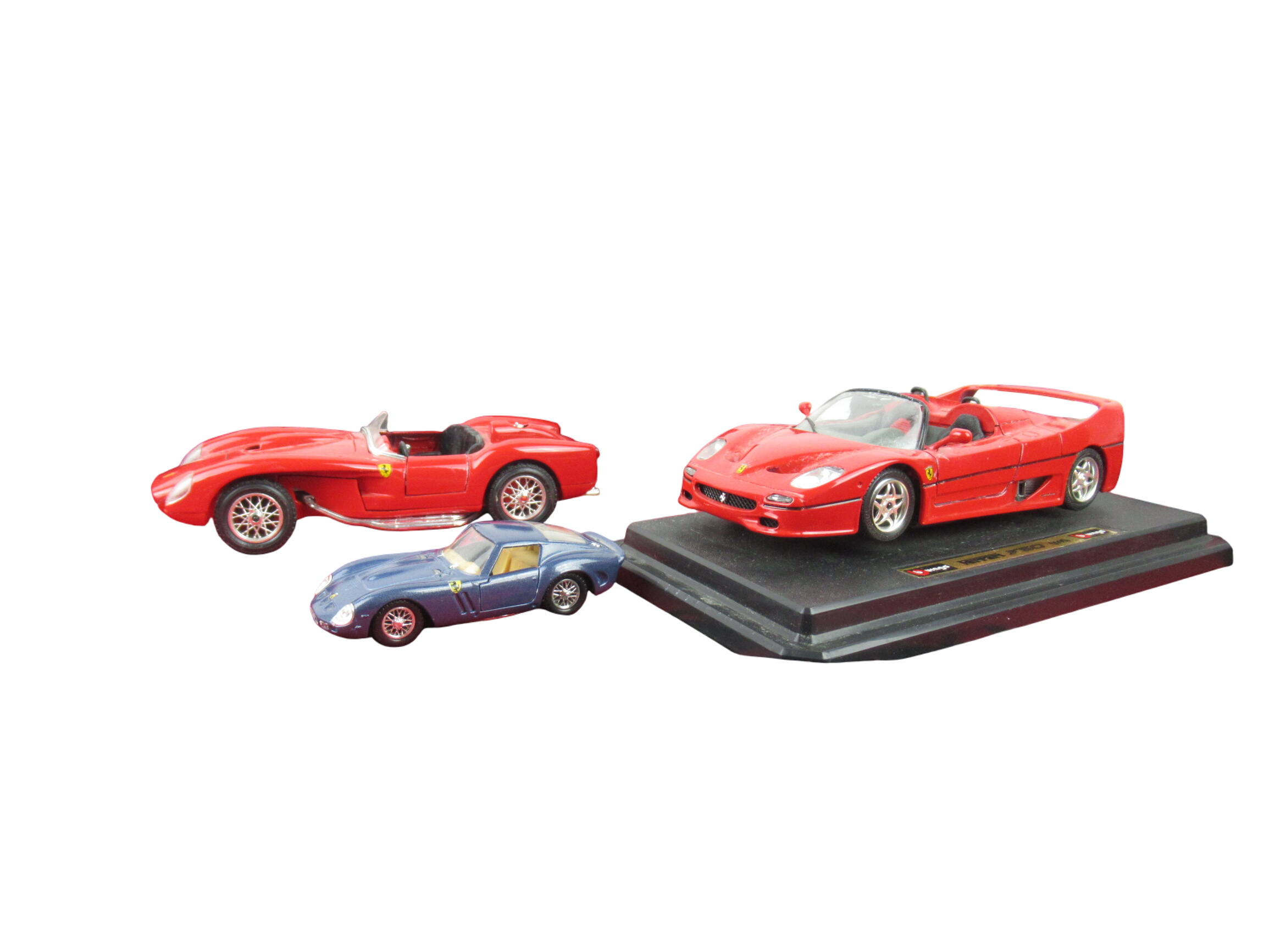 Acheter Lot de 3 voitures Ferrari et leur drapeau Bon état - 45,00 € Lot de 3 voitures Ferrari et leur drapeau Bon état - reconditionné disponible sur Label Emmaüs