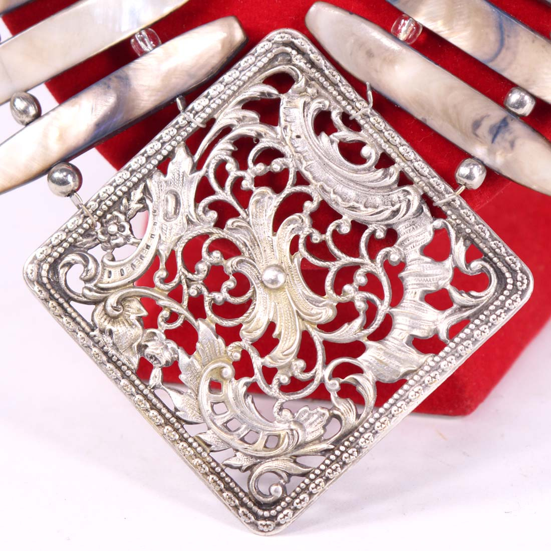 Collier plastron en nacre Bon état - Vue 2 - 