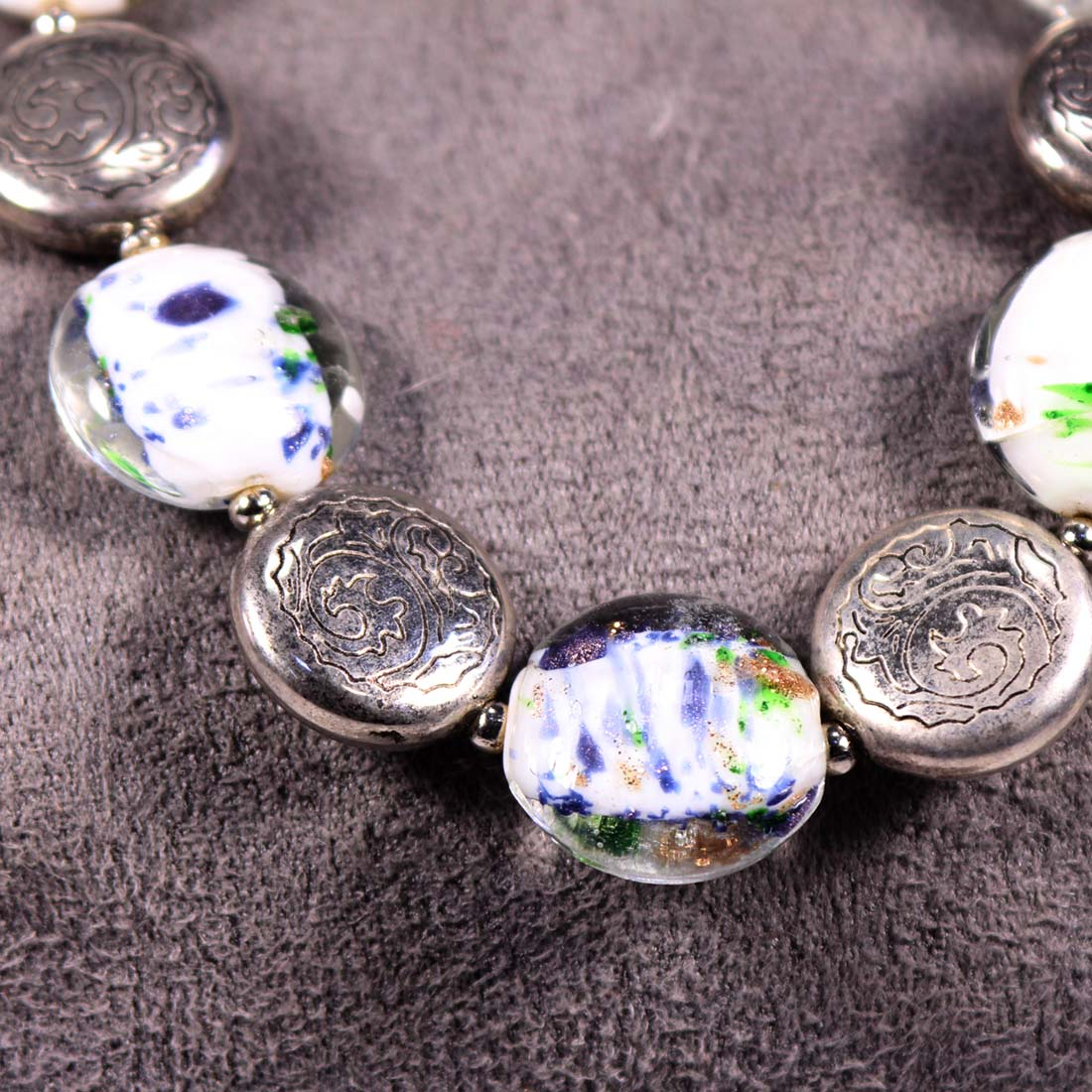 Voir photo 3 de Collier en verre et métal et boucles d'oreilles Collier en verre et métal et boucles d'oreilles Bon état - Vue 3 -