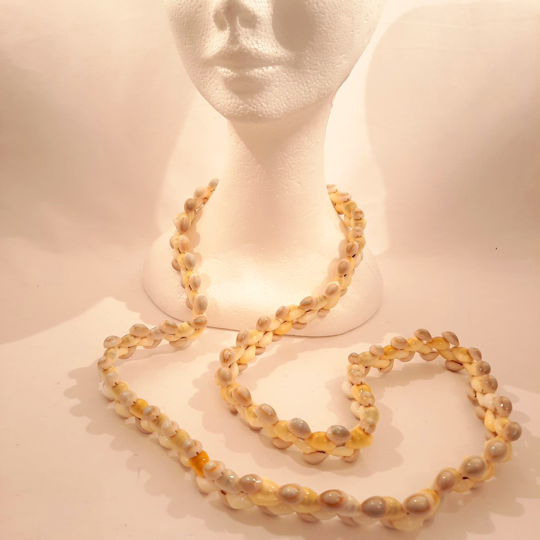 Voir photo 4 de Collier tressé de coquillages Cauri de Tahiti Collier tressé de coquillages Cauri de Tahiti Très bon état - Vue 4 -
