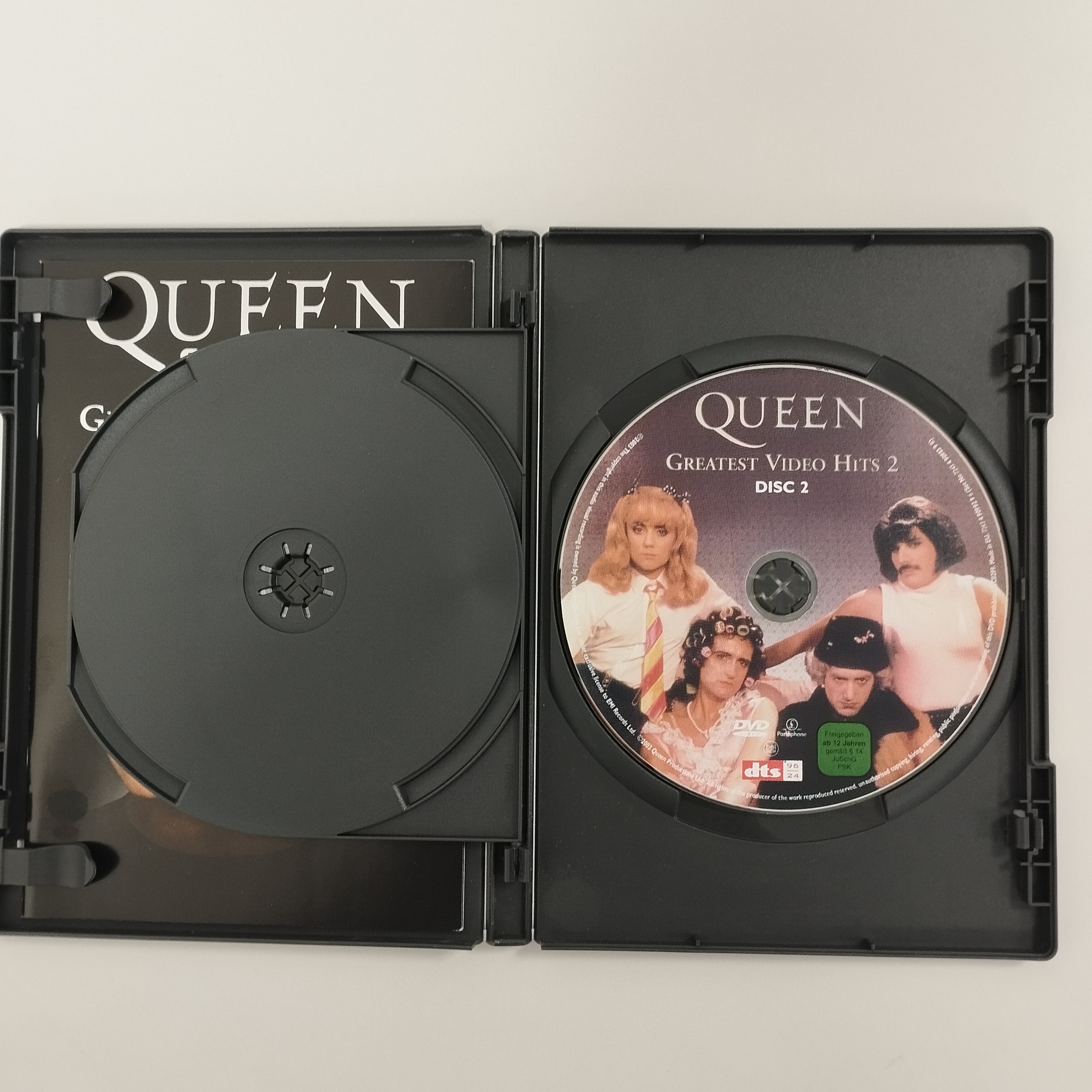 Voir photo 9 de Lot de 2 mini-coffrets DVD musicaux : Queen - Greatest Video Hits volumes 1 & 2 Lot de 2 mini-coffrets DVD musicaux : Queen - Greatest Video Hits volumes 1 & 2 Très bon état - Vue 9 -