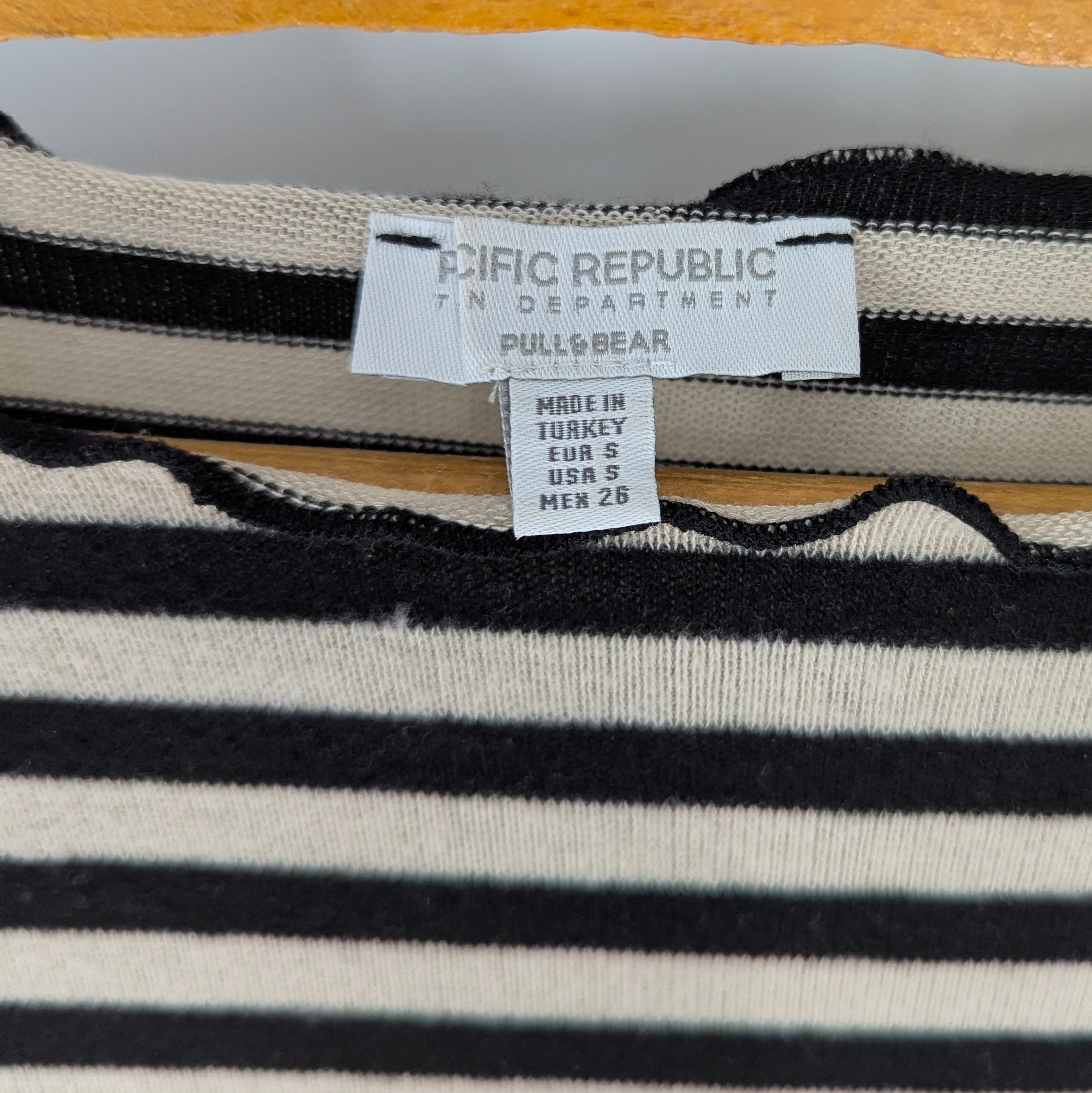 Pull fin PULL & BEAR - T. S - PACIFIC REPUBLIC - manches longues - court - écru rayé noir - Photo 3