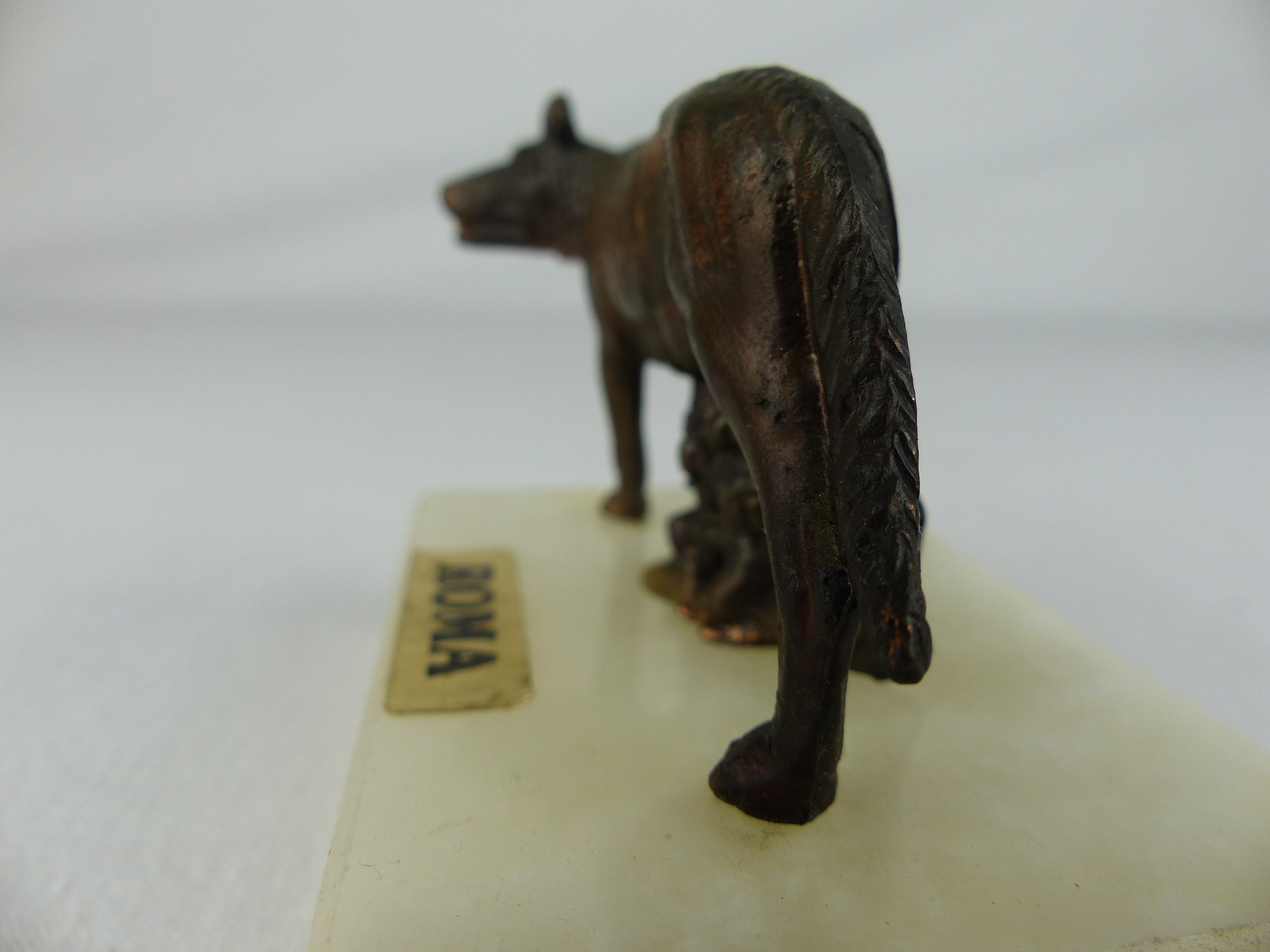 Statuette de La Louve, Rémus et Romulus, bronze et marbre, 6 cm Bon état - Vue 5 - 