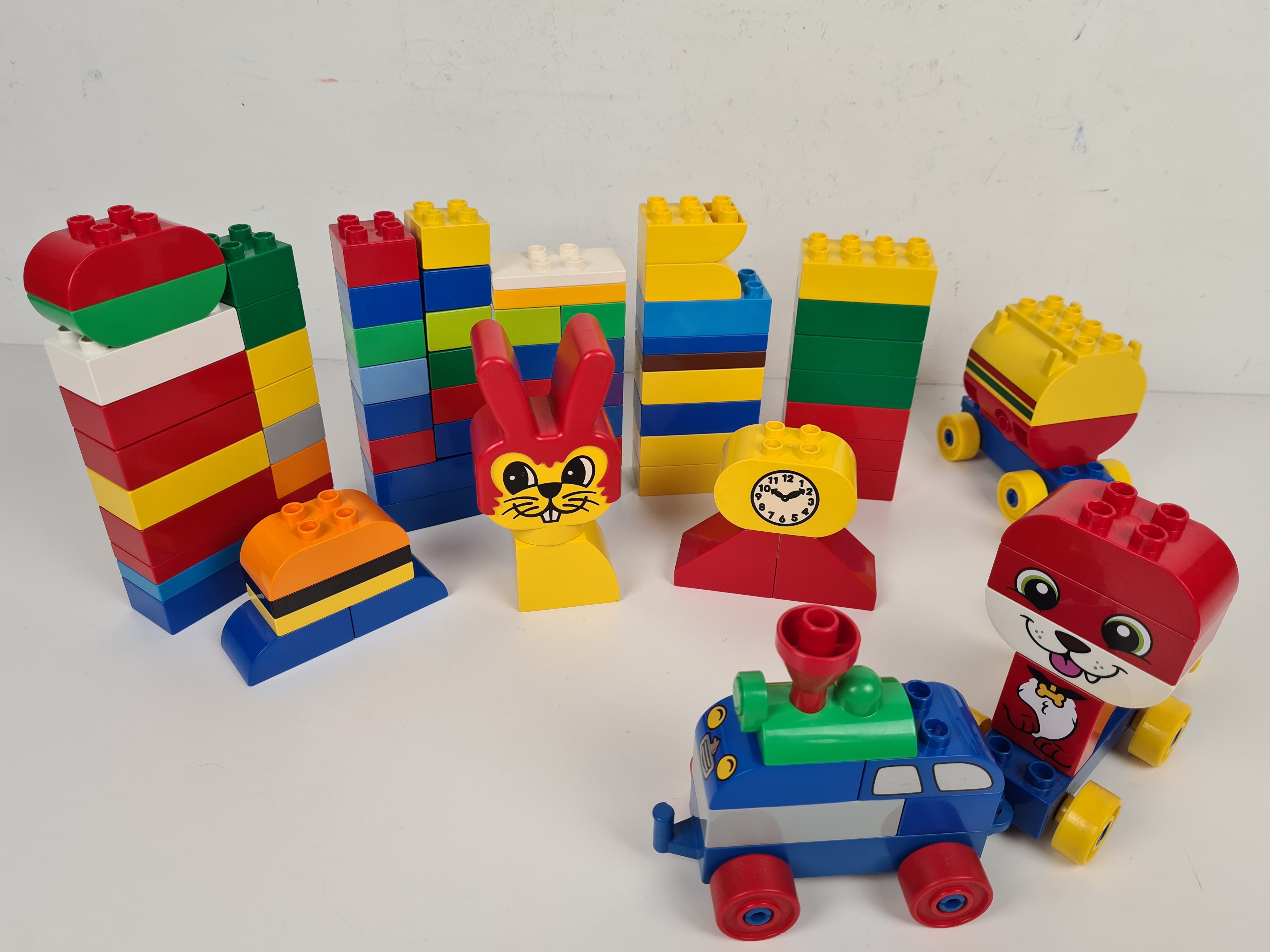 Lego Duplo - Sachet 1kg blocs de construction en vrac avec 1 locomotive et des personnages - +12 mois - Photo 2
