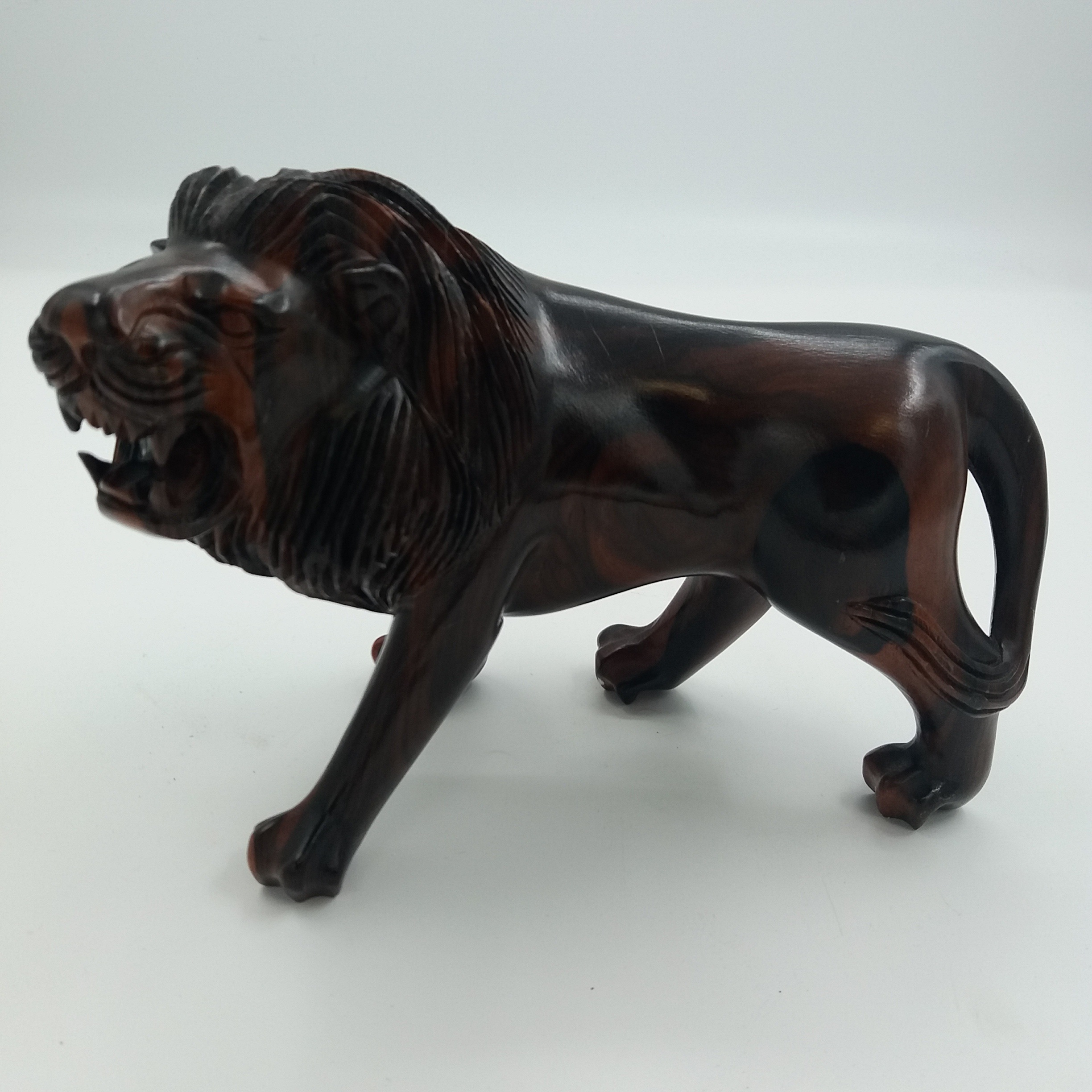 Lion en bois sculpté. Vintage. Très belle facture. - Photo 1