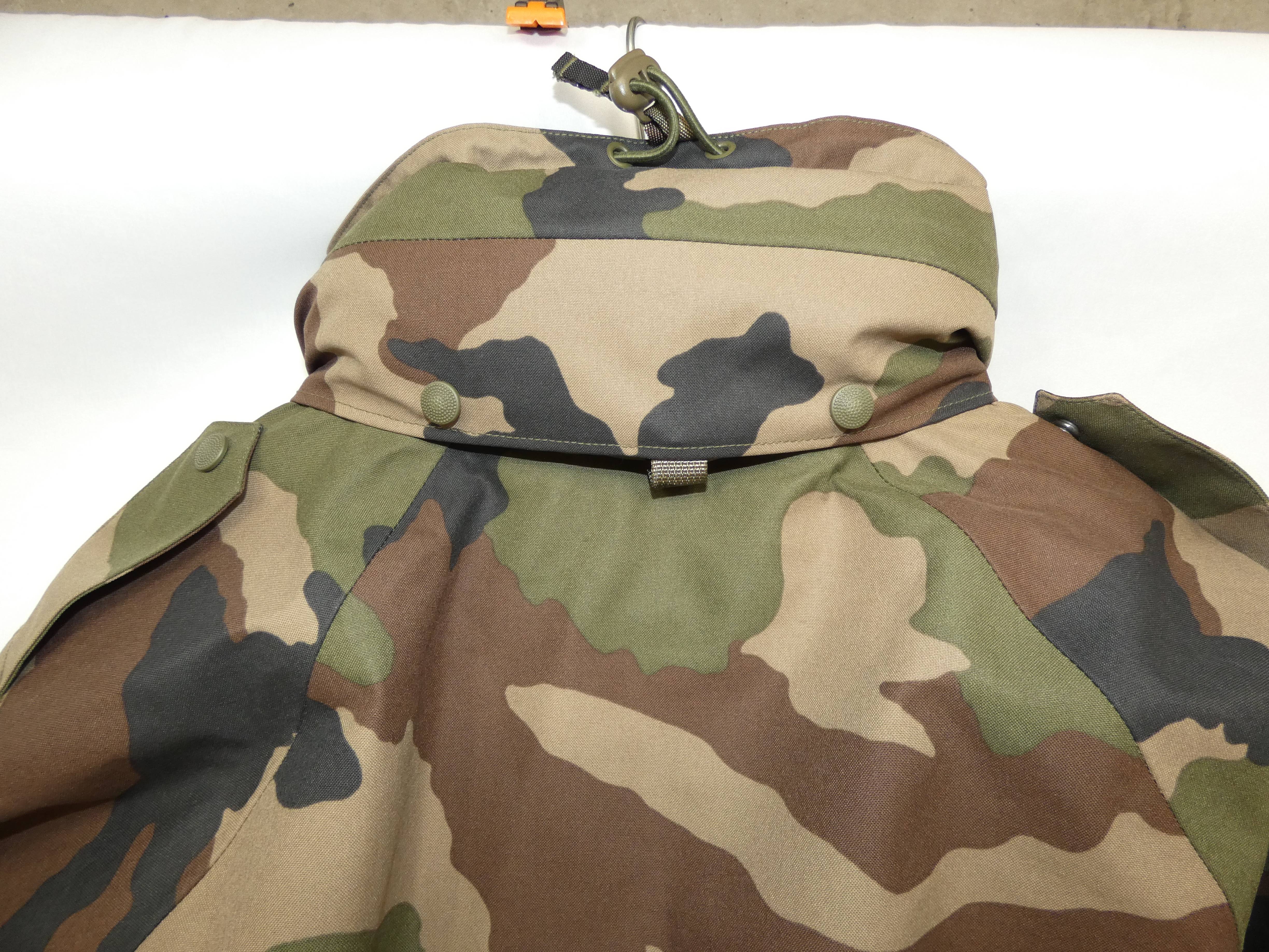 Voir photo 3 de Veste légère de terrain avec camouflage VTN T. L Veste légère de terrain avec camouflage VTN T. L Comme neuf - Vue 3 -