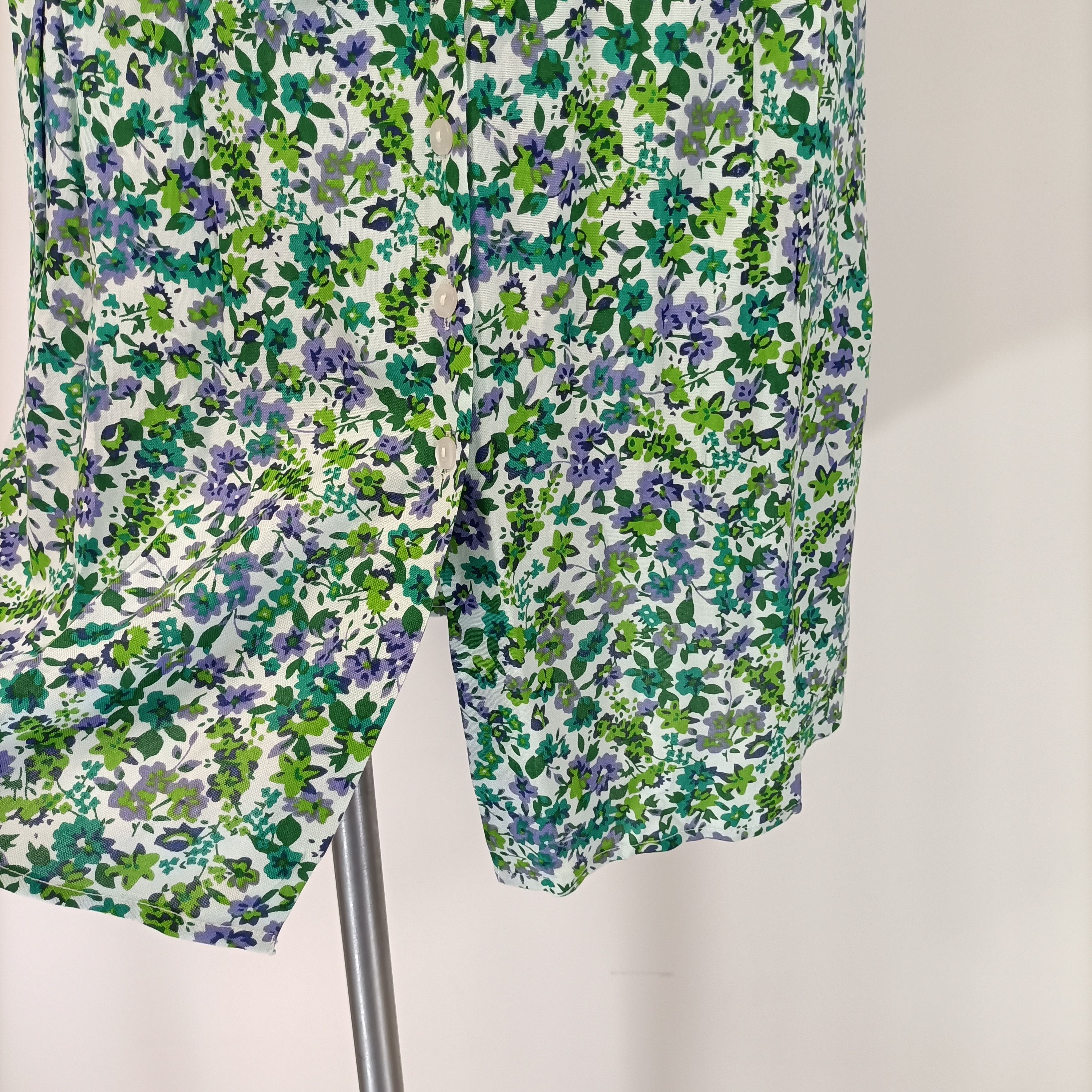 Robe fleurie verte bleu boutonnée manches courtes taille ajustée Comme neuf - Vue 18 - 
