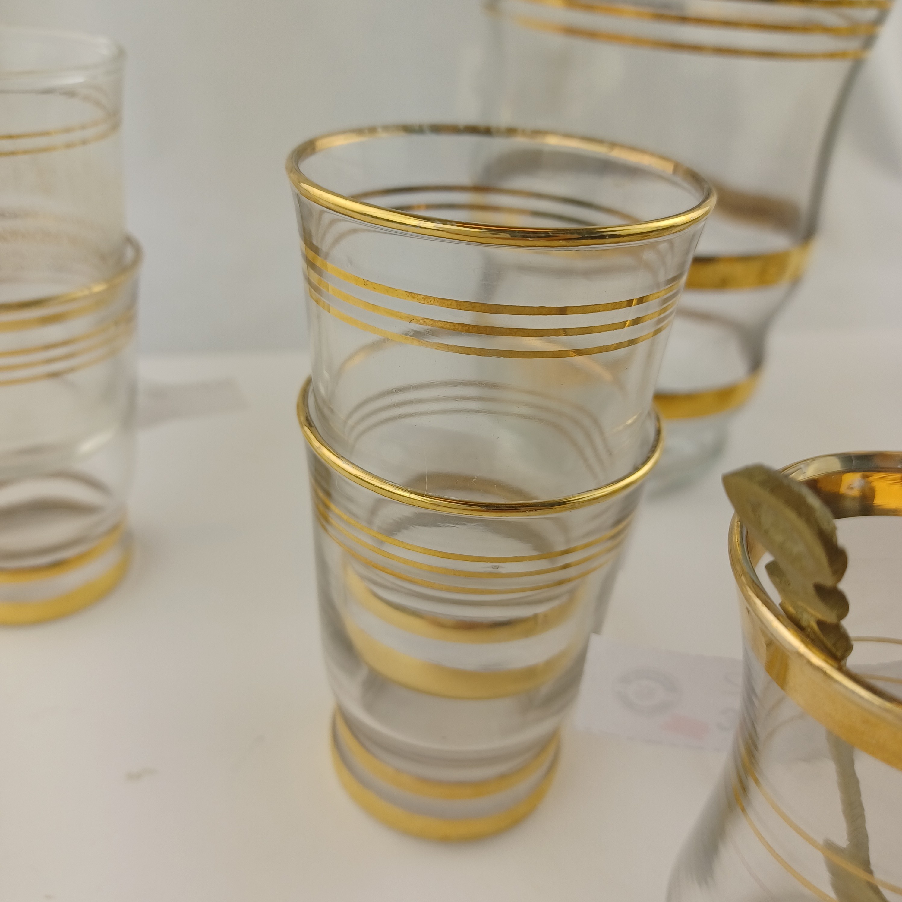 Voir photo 9 de Service à liqueur comprenant une carafe de 65cl avec bouchon, 8 verres à liqueurs et deux verres à thé avec leur cuillère Service à liqueur comprenant une carafe de 65cl avec bouchon, 8 verres à liqueurs et deux verres à thé avec leur cuillère Très bon état - Vue 9 -