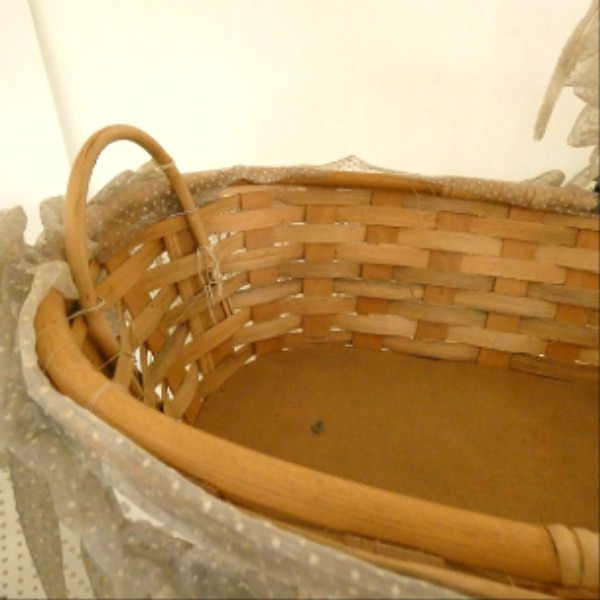 Voir photo 4 de Ancien grand landau en bois sur roulettes (hauteur 56 cm) Ancien grand landau en bois sur roulettes (hauteur 56 cm) Bon état - Vue 4 -