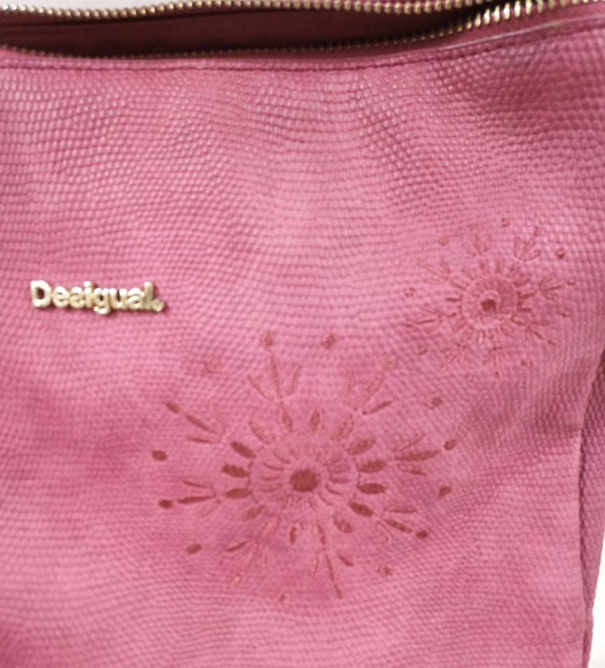 Voir photo 2 de Lot de deux sacs style Desigual Lot de deux sacs style Desigual Très bon état - Vue 2 -