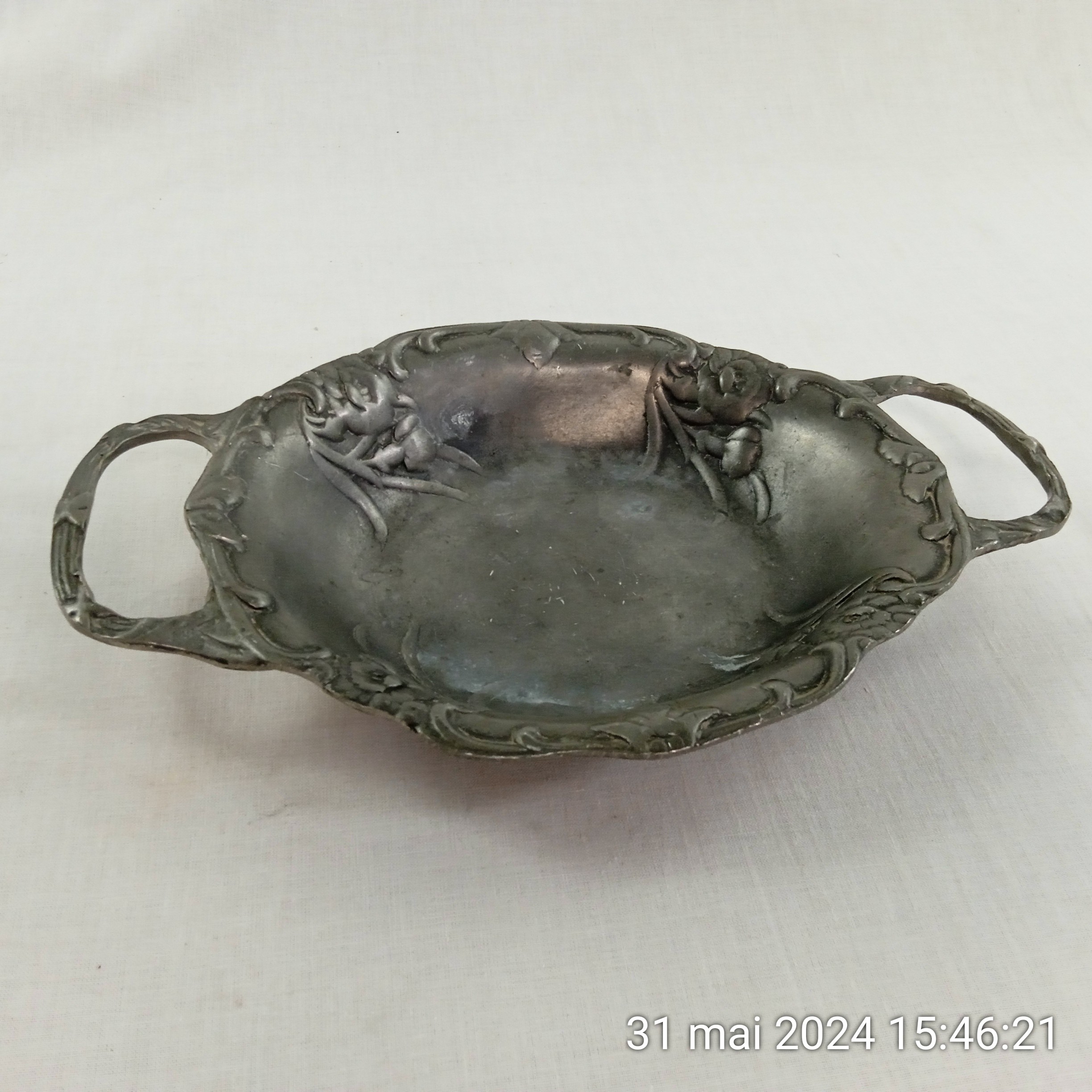 Plat de service en étain à 92% avec anses et motif fleurs Art nouveau - Bon état sur Label Emmaüs