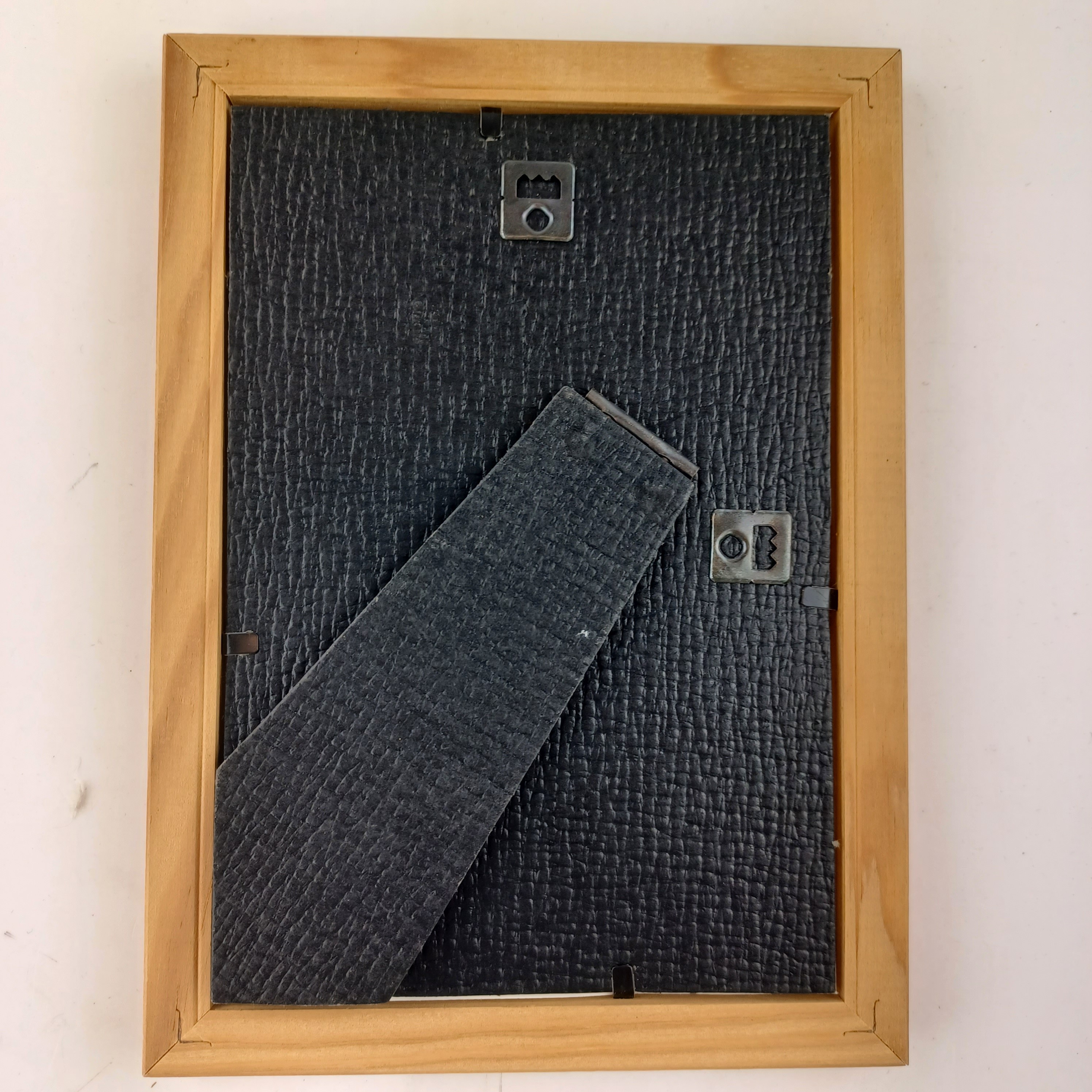 Cadre d'une jeune femme en relief à chapeau à plumes de 16x22cm - Photo 3