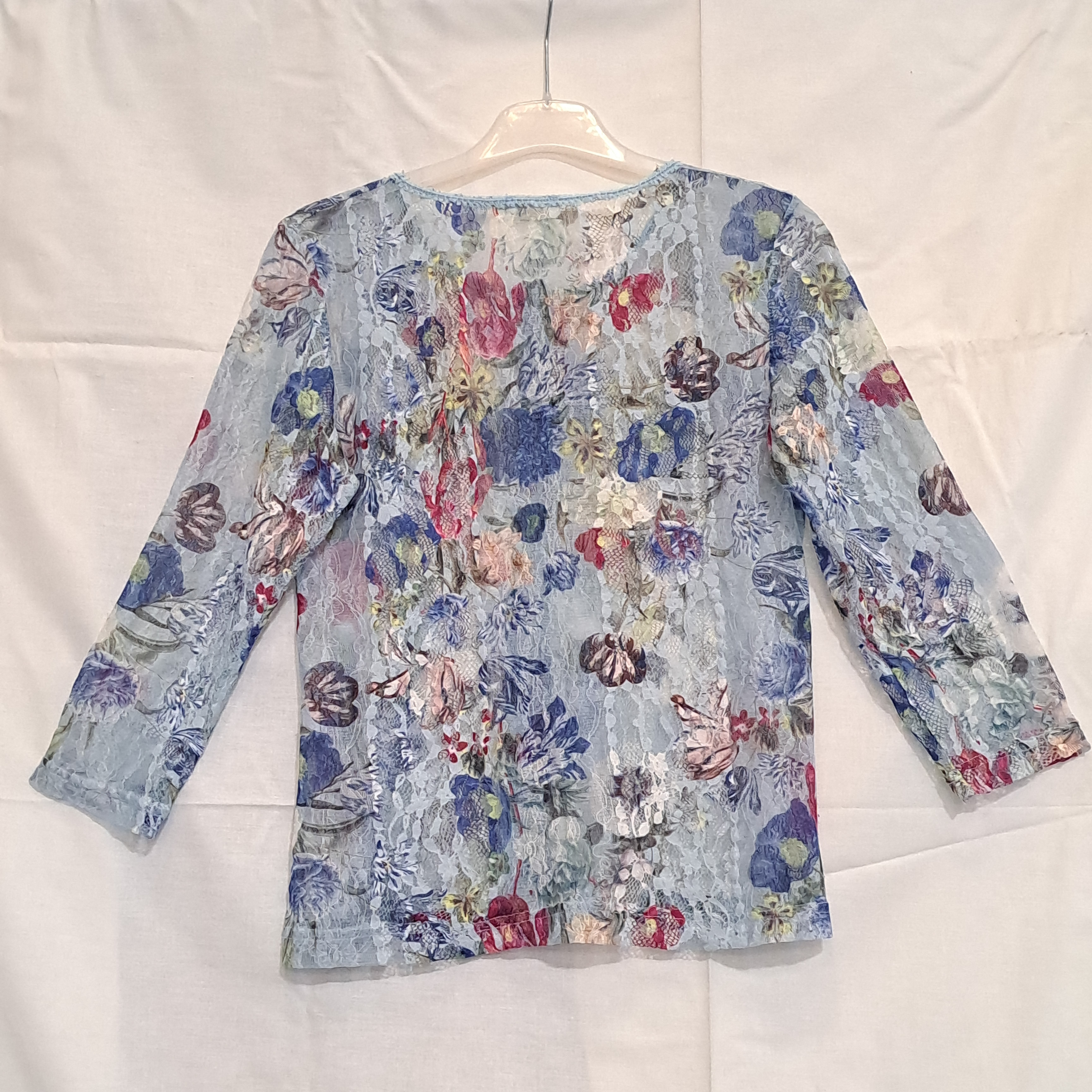 Voir photo 2 de Blouse en résille polyester fleurs sur fond bleu Paul Brial T 38 Blouse en résille polyester fleurs sur fond bleu Paul Brial T 38 Très bon état - Vue 2 -