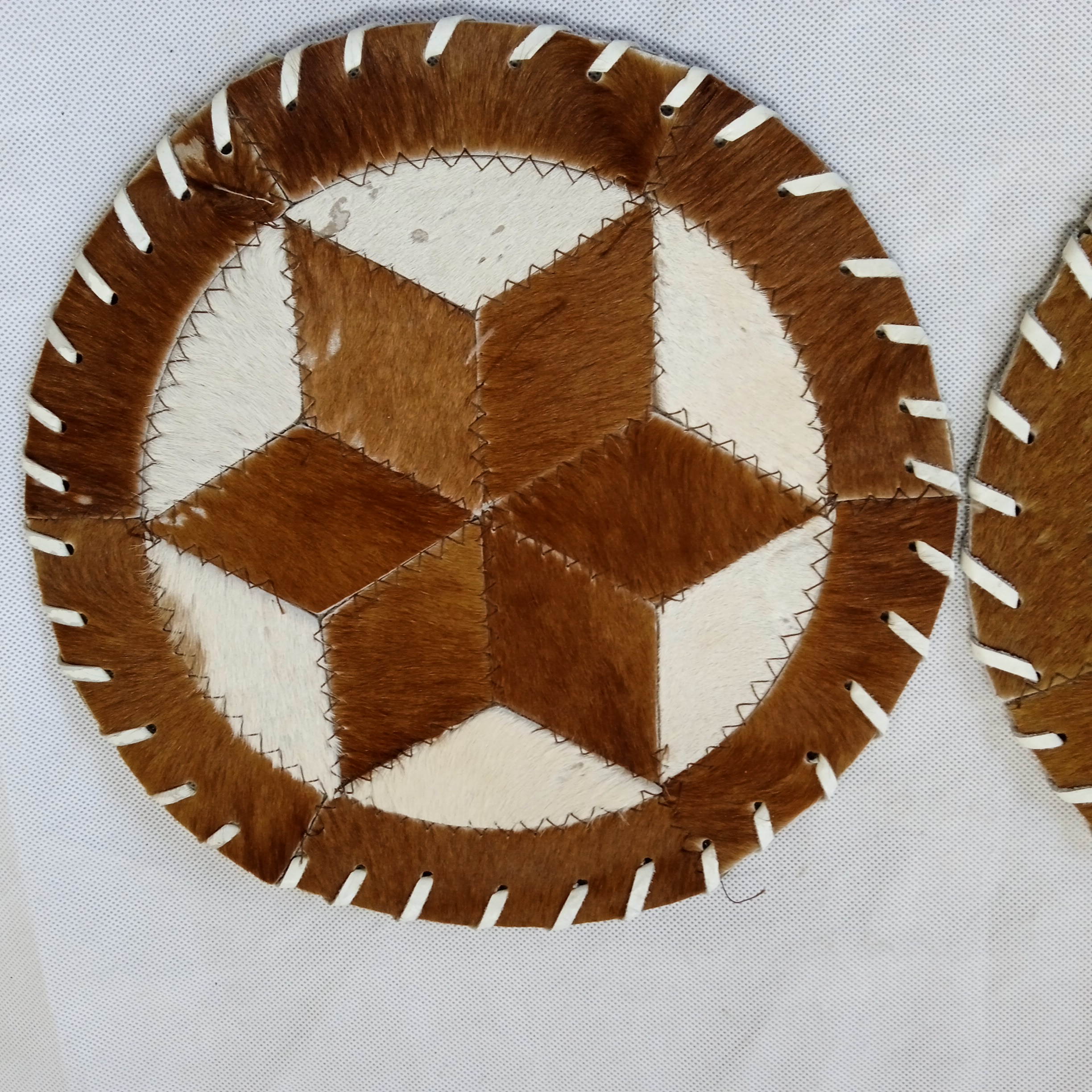 Lot de 2 dessous de plate cuir peau chèvre/vache 31 cm Bon état - Vue 4 - 
