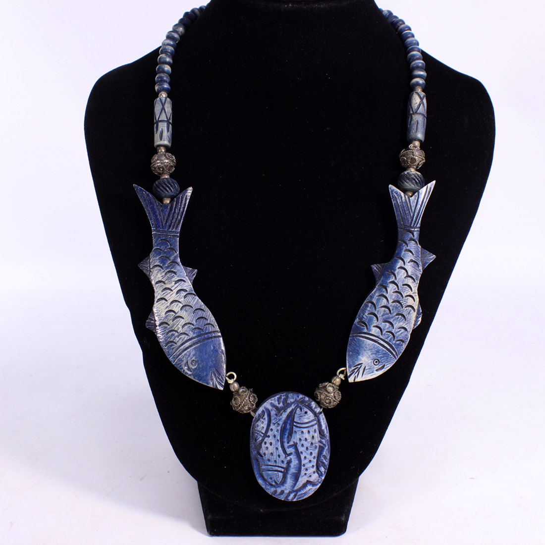 Voir photo 2 de Collier en os teint bleu Collier en os teint bleu - Vue 2 -