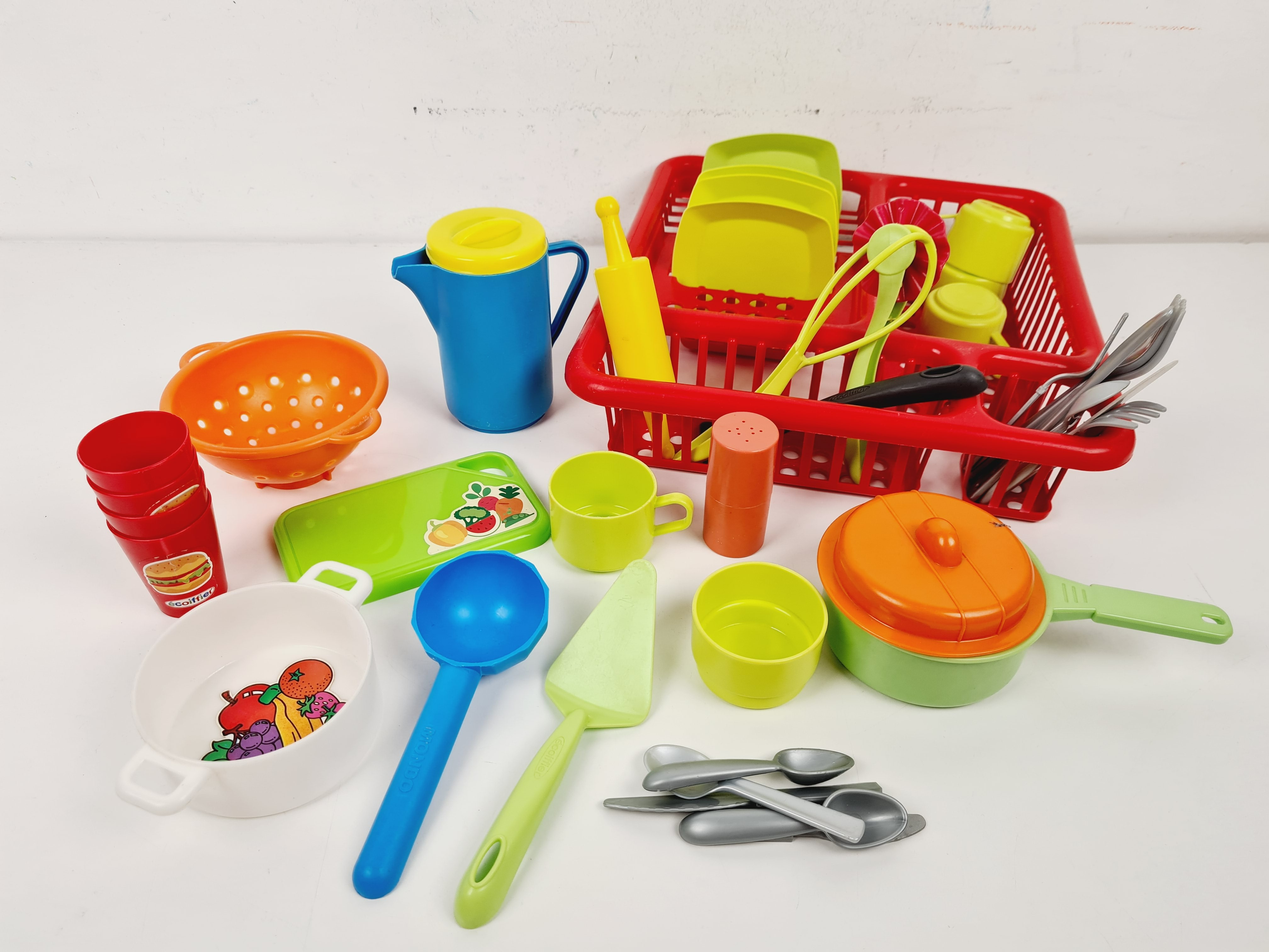 Voir photo 2 de Jeu d'imitation - Lots de dinette avec un égouttoir rouge en plastique Jeu d'imitation - Lots de dinette avec un égouttoir rouge en plastique Bon état - Vue 2 -