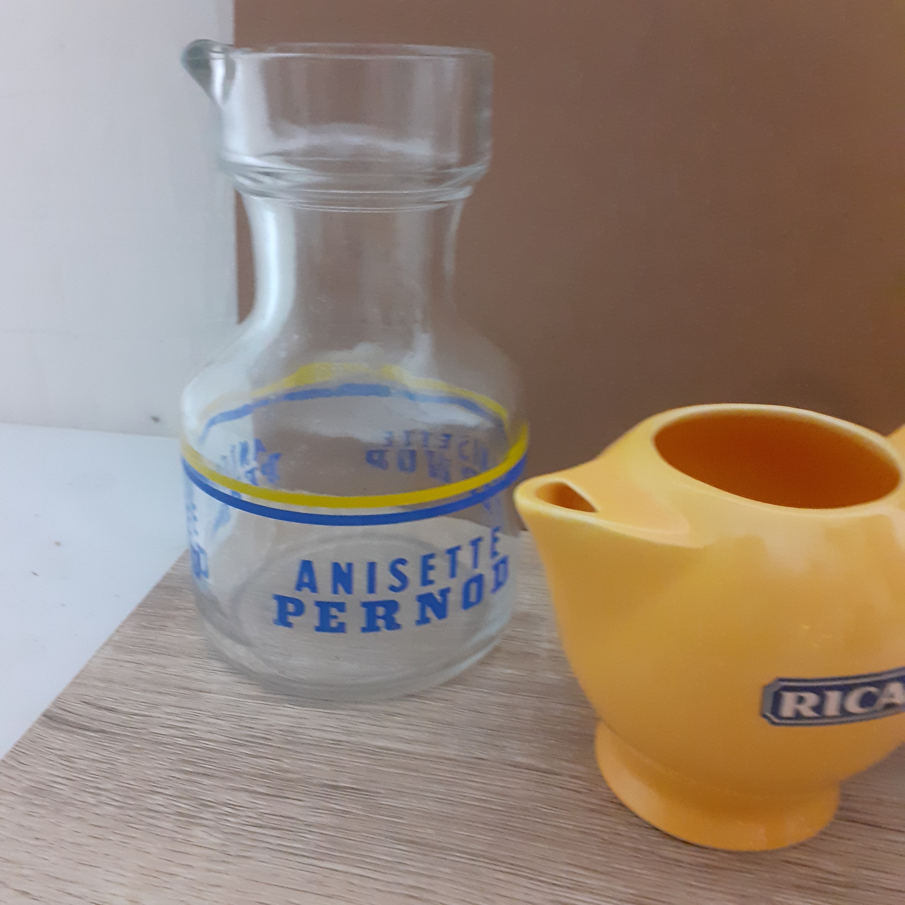 Voir photo 4 de Lot de 3 petits pichets à eau dont un Ricard. Lot de 3 petits pichets à eau dont un Ricard. Très bon état - Vue 4 -